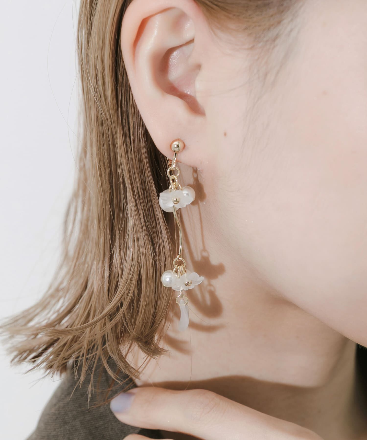 SMELLY「パールフラワースウィングイヤリング」|イヤリング|