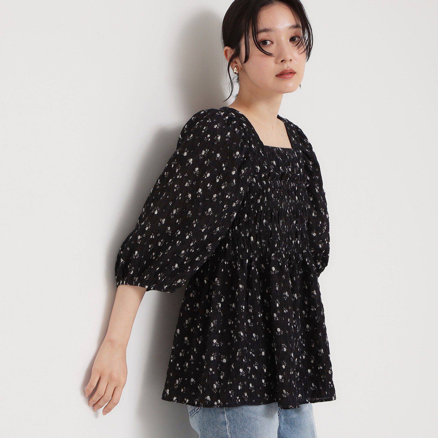 THE SHOP TK「花柄楊柳シャーリングブラウス」|シャツ・ブラウス|ブラック(119)