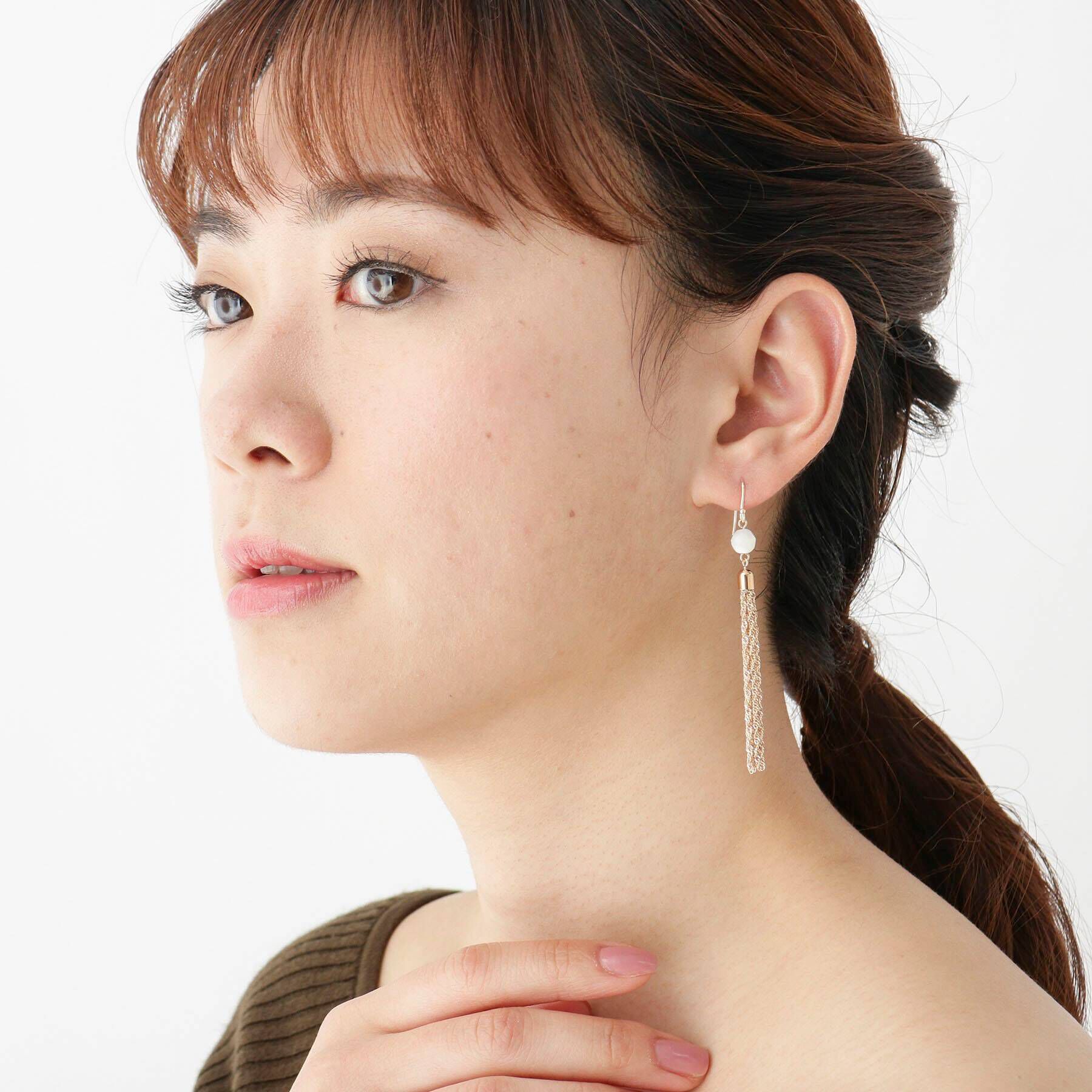 COCOSHNIK「K10マザーオブパール タッセル　フックピアス」|ピアス|