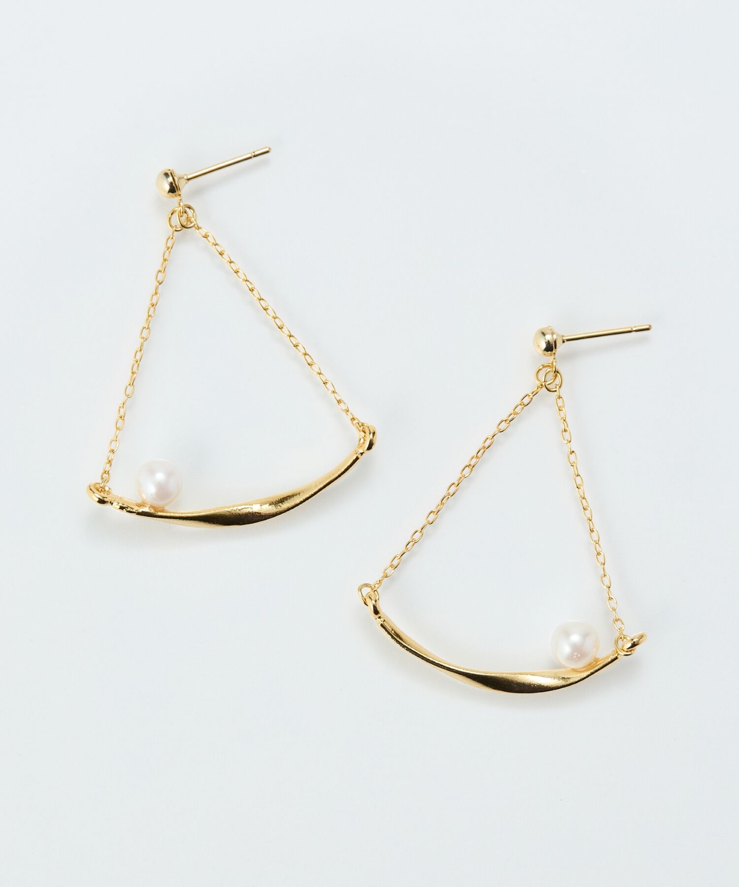 Phoebe「【金属アレルギー対応】スライヴパールトライアングルピアス　ゴールド/ニッケルフリー」|ピアス|