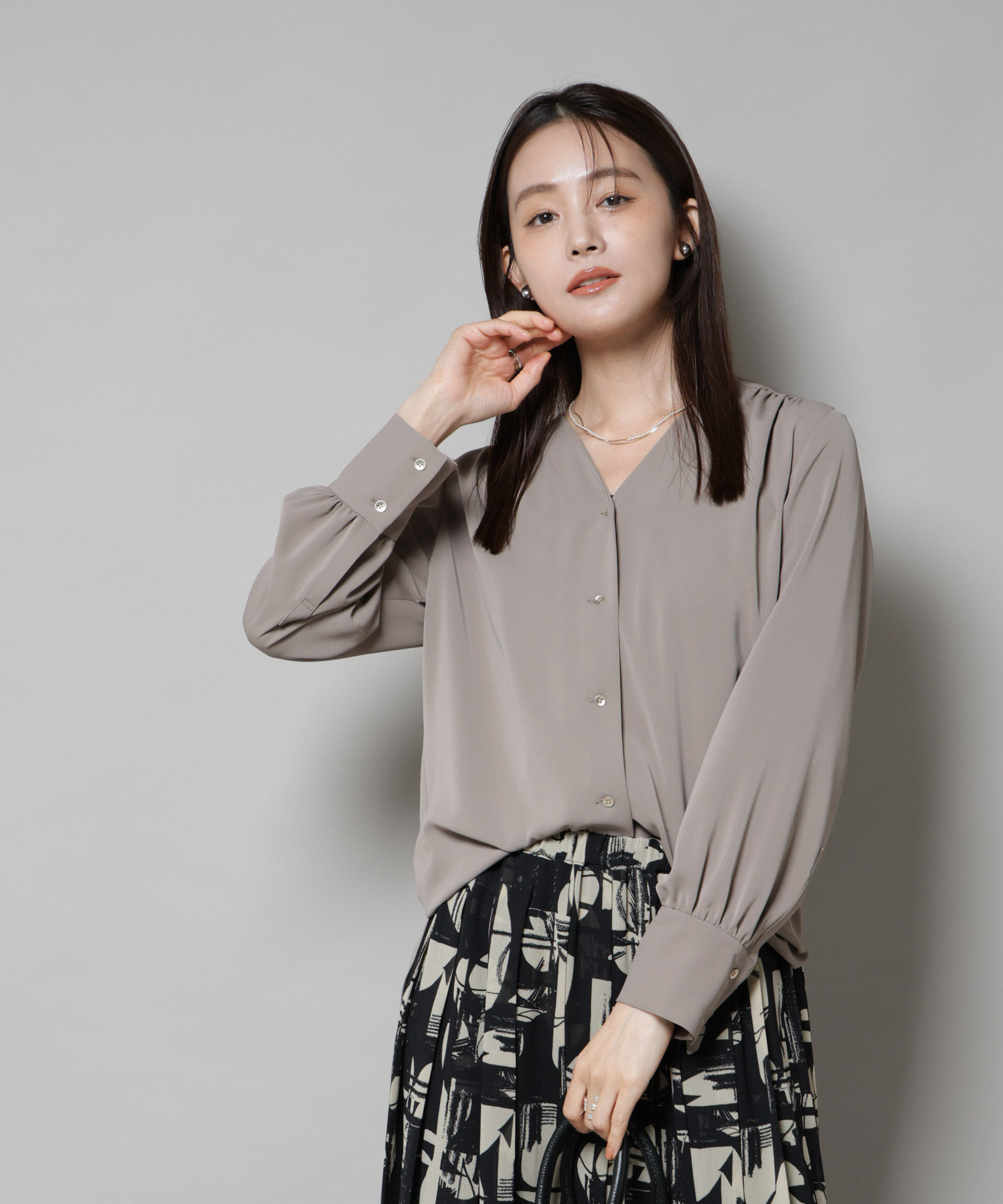 nano･universe「フロントボタンVネックブラウス」|シャツ・ブラウス|