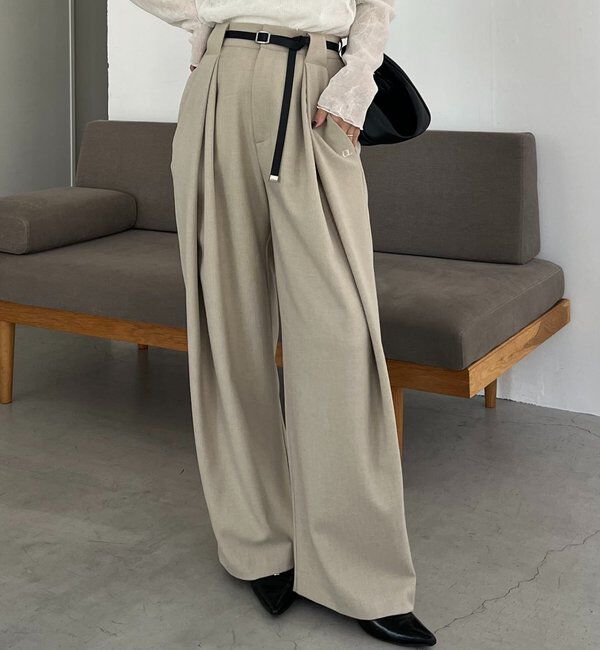  「〈C.L〉レザーベルト付変形タックパンツ」|チノ|