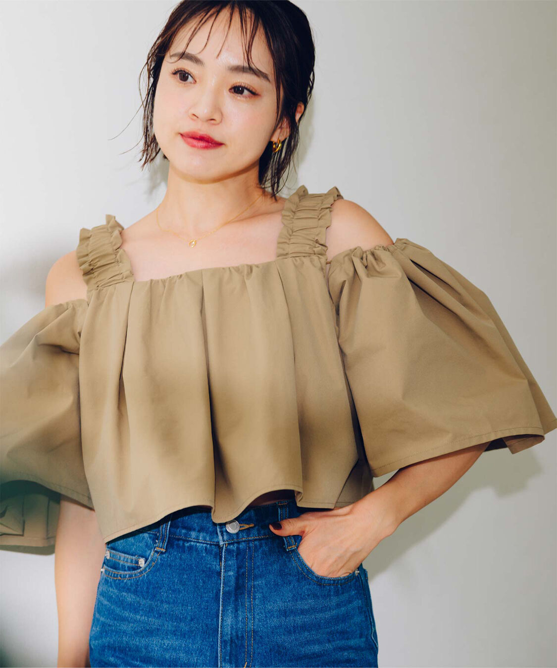 ur's「【春名亜美さんコラボアイテム】2wayフリルショルダートップス」|シャツ・ブラウス|