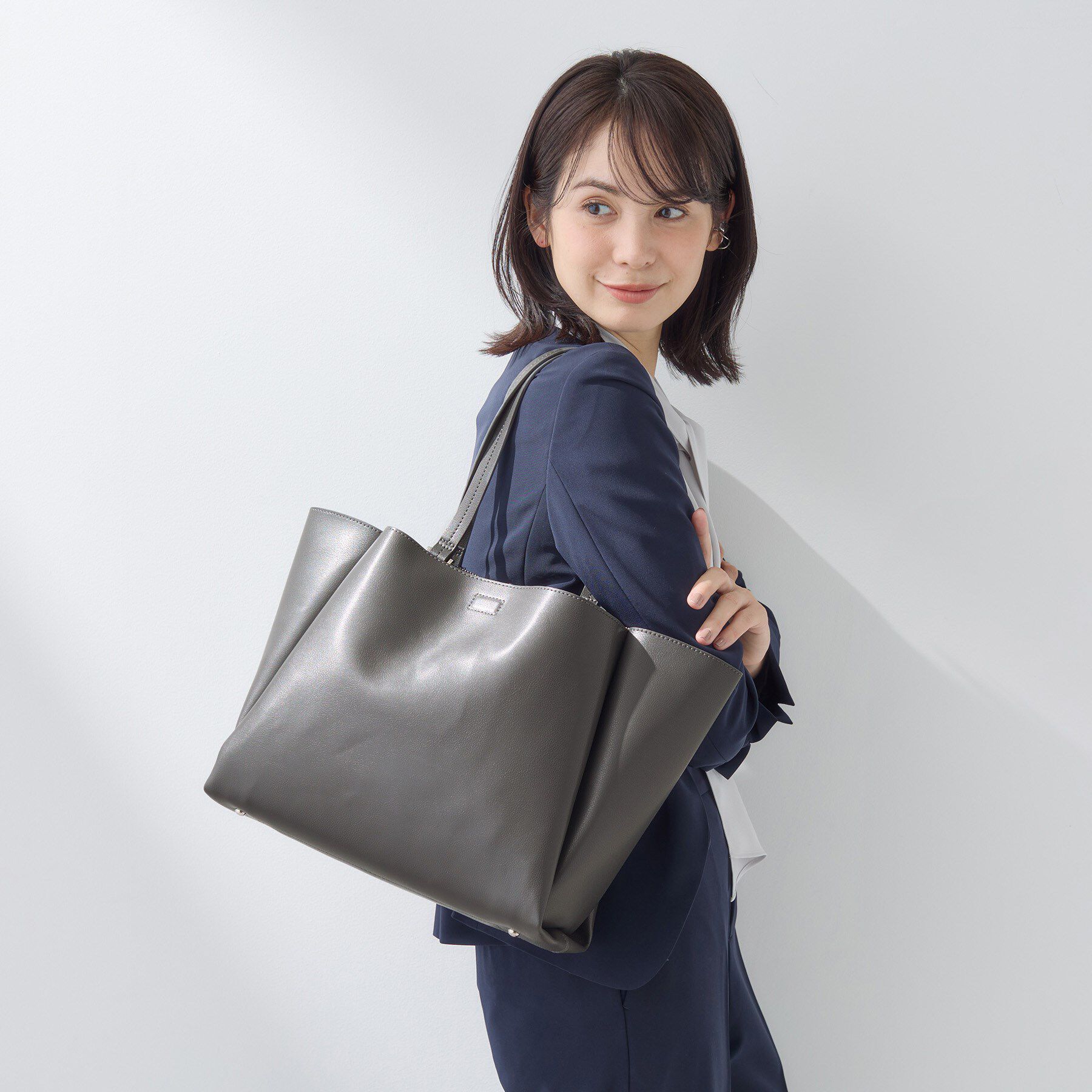 INDIVI「【A4収納可能／合皮】キャリアタックバッグ」|トートバッグ|チャコールグレー(0