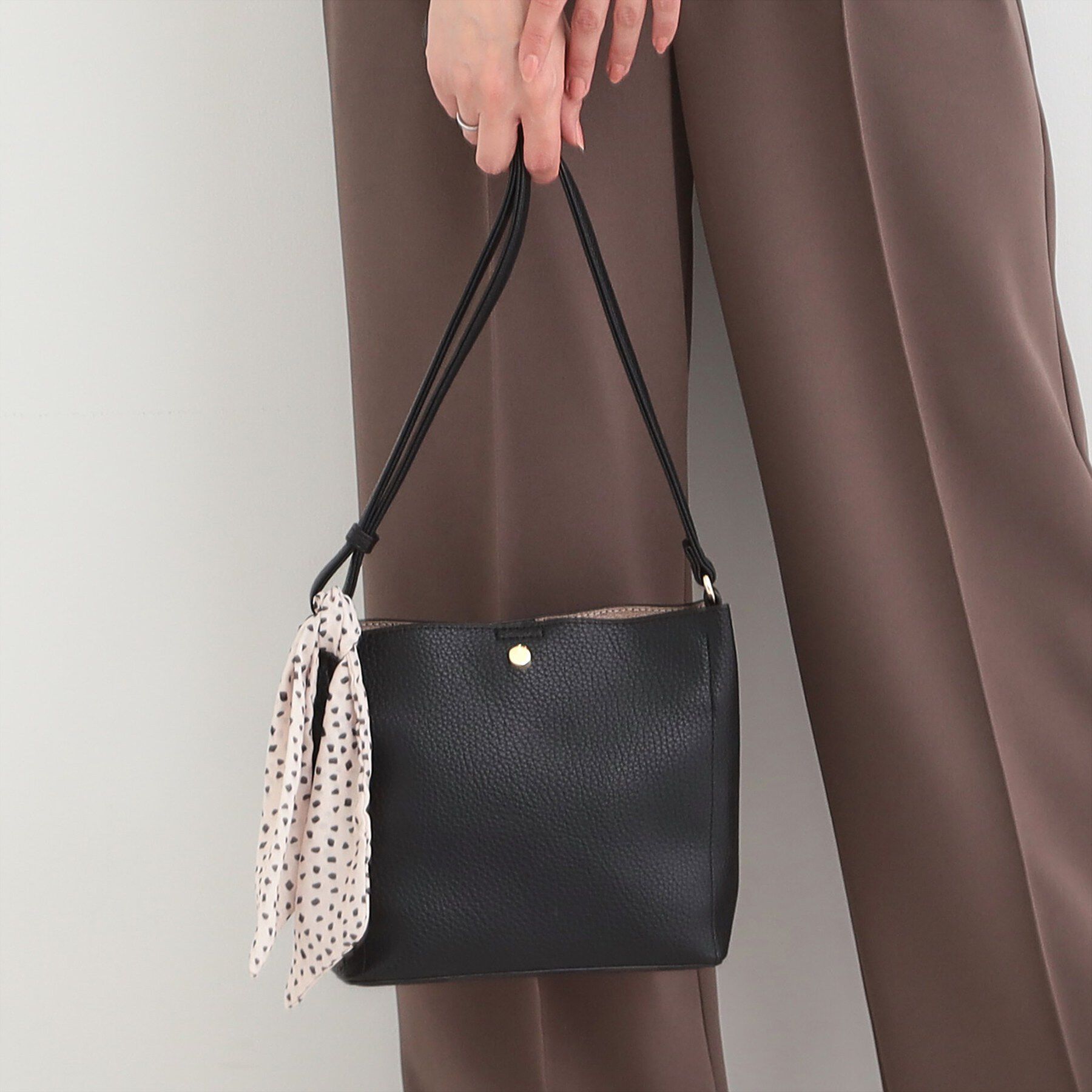 SHOO･LA･RUE「スカーフ付きショルダーバッグ」|ショルダー・メッセンジャー|ブラック(019)