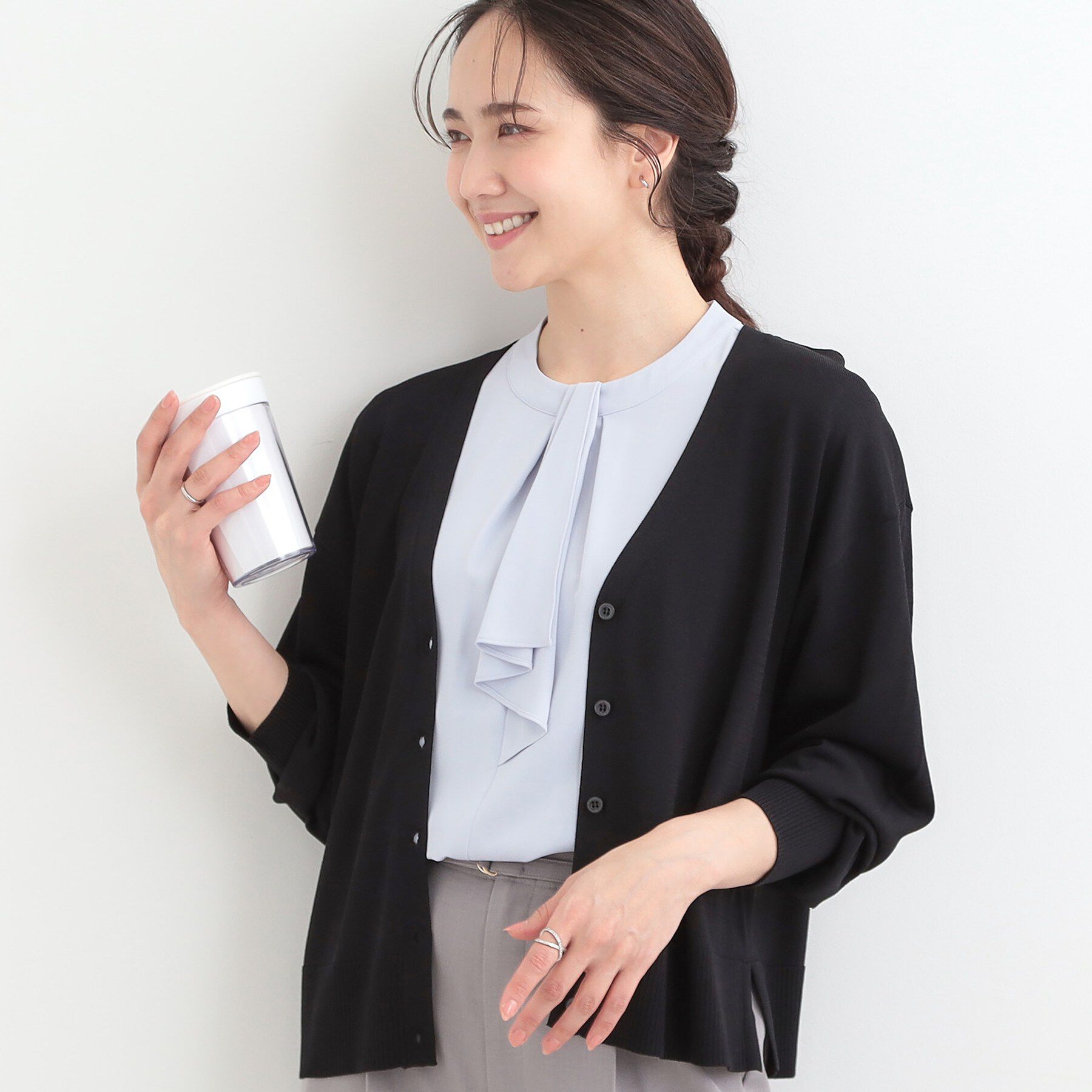 SHOO･LA･RUE「【洗濯機可/ひんやり/UV】さらっとしたタッチが心地よい ショートVカーディガン」|カーディガン|ブラック(019)