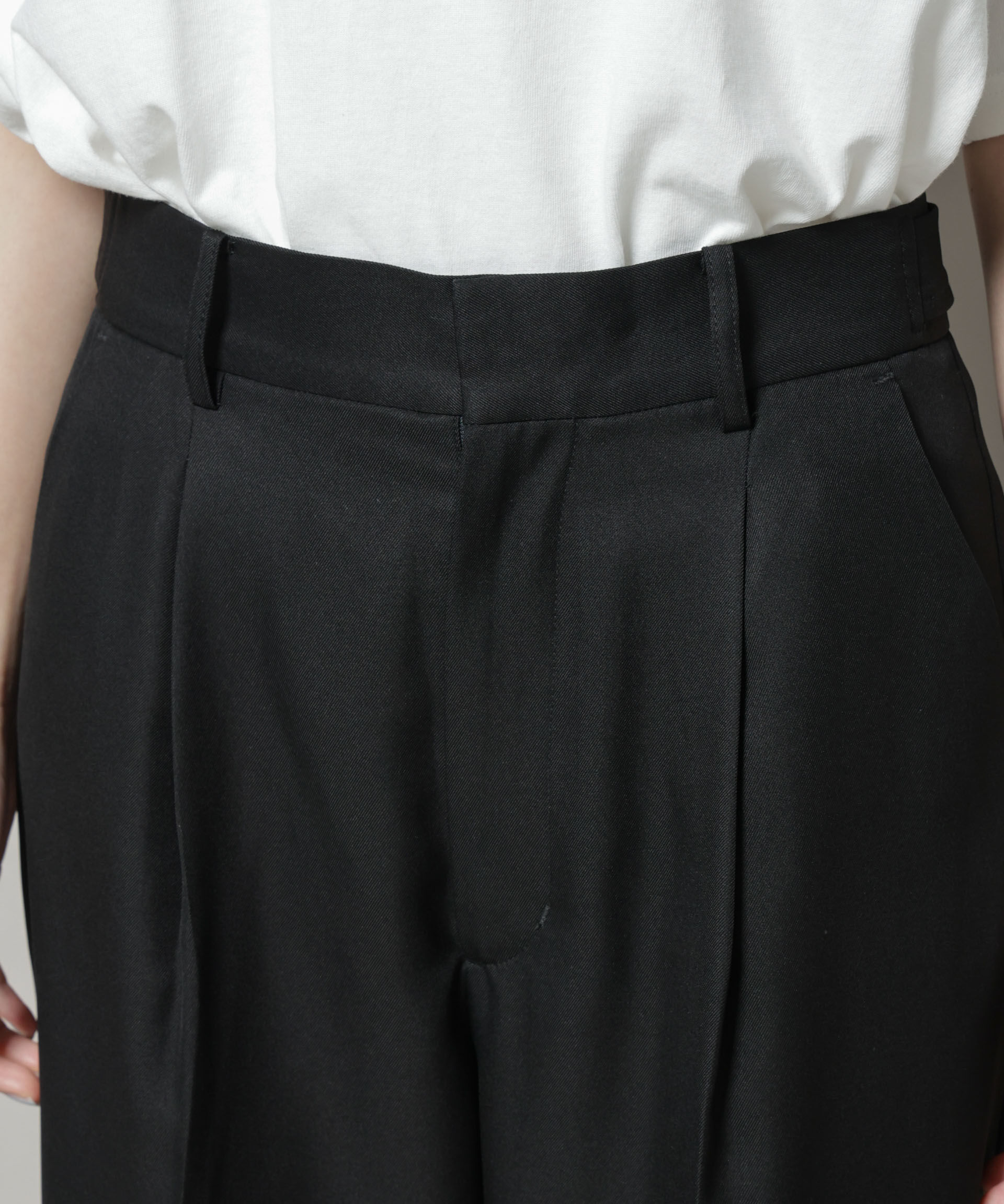 nano･universe「サイドタブセンタープレスセミワイドパンツ」|チノ|