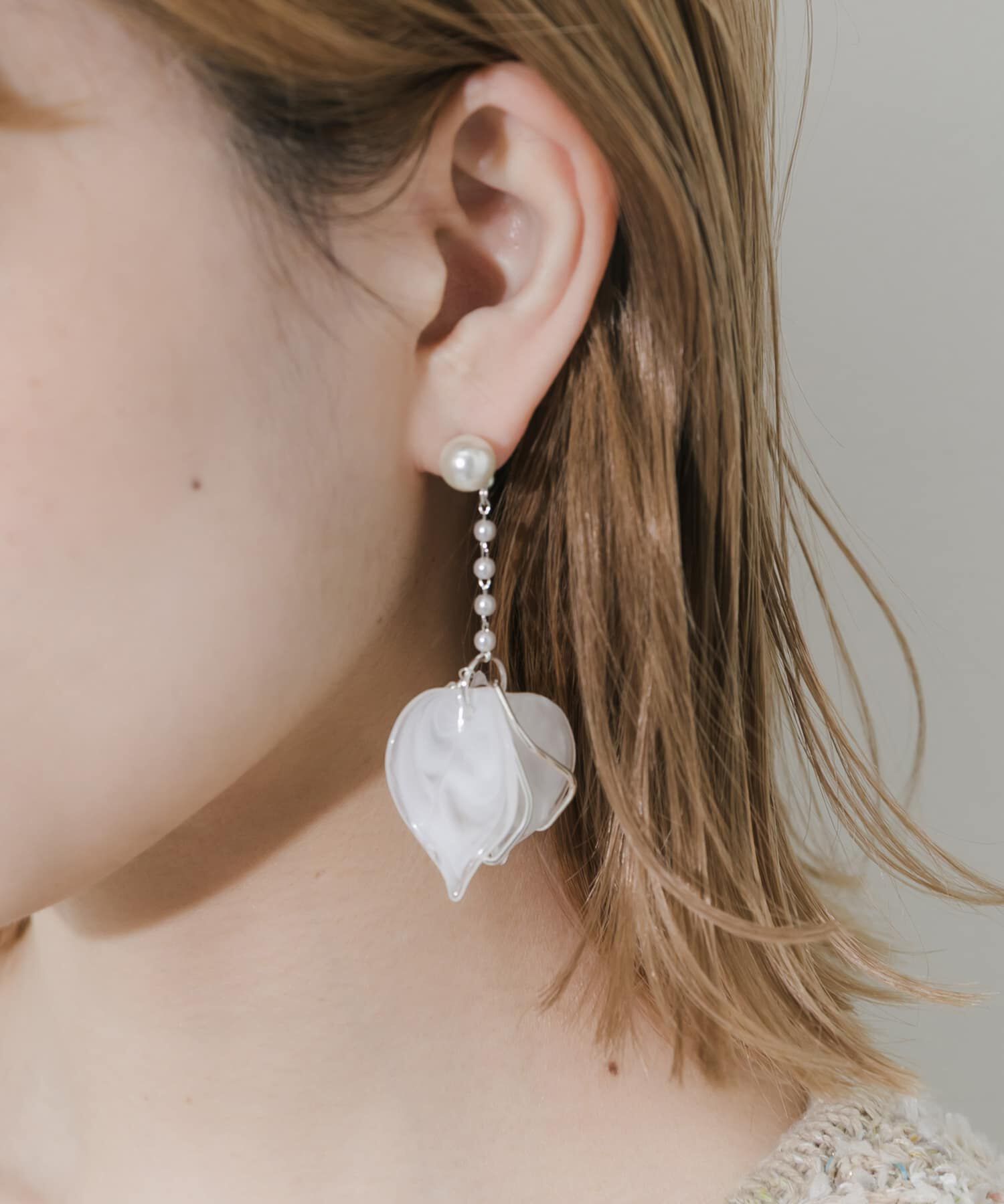 SMELLY「ペタルドロップパールスウィングピアス」|ピアス|
