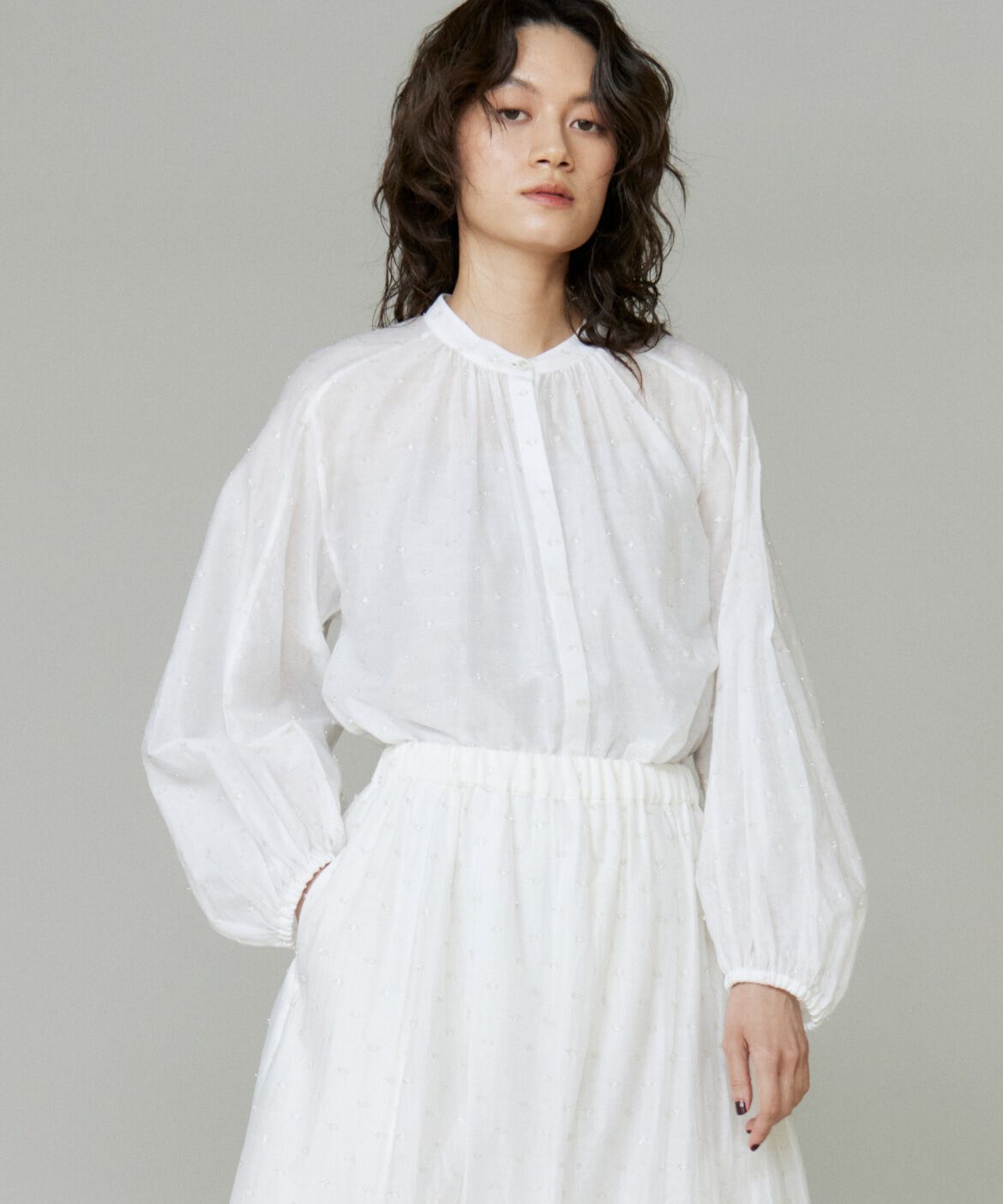 INED「《大きいサイズ》ラメドットギャザーブラウス」|シャツ・ブラウス|オフホワイト1