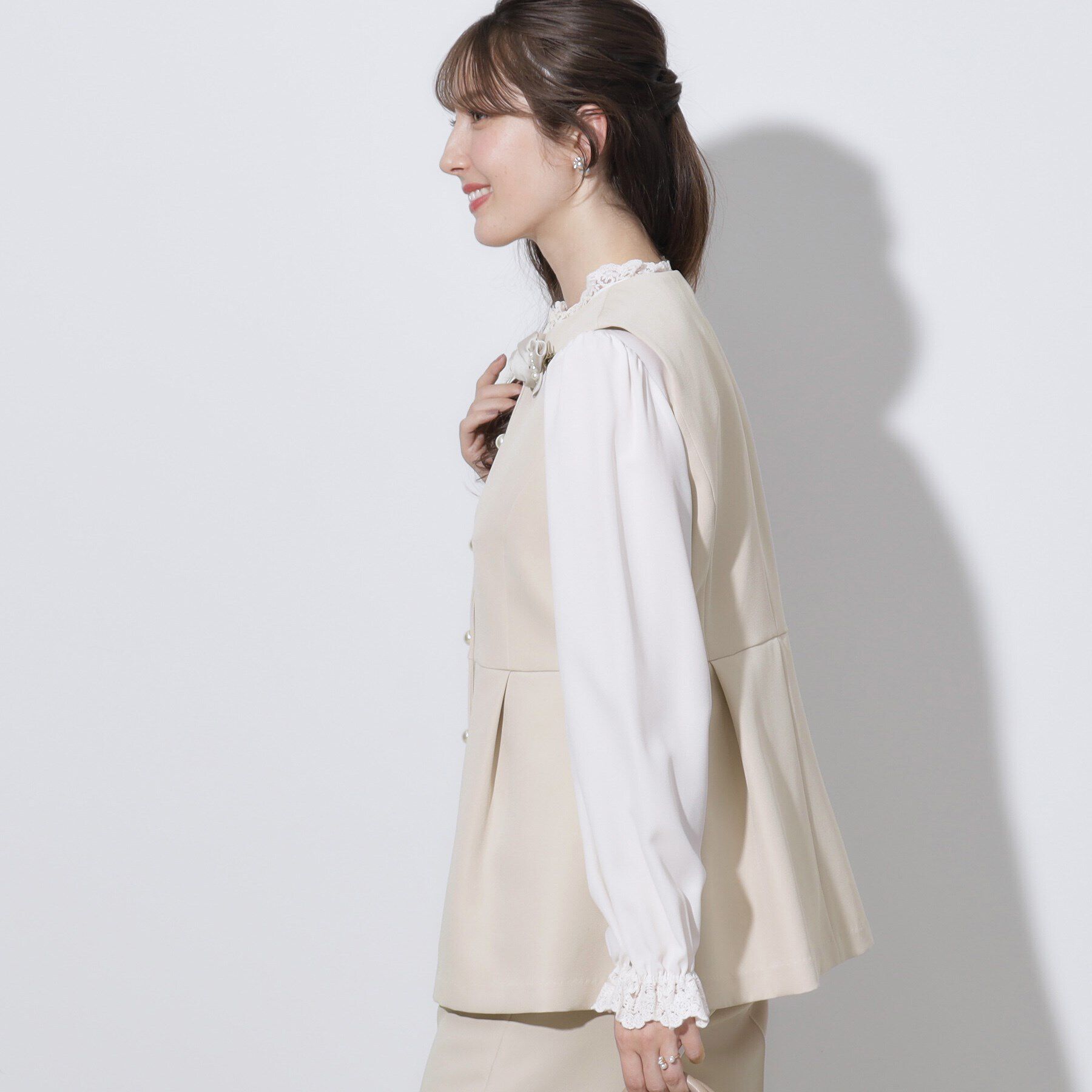 Couture broach「【セレモニーシーン/ON・OFF使える】ダブルクロスペプラムジレ」|ベスト・ジレ|