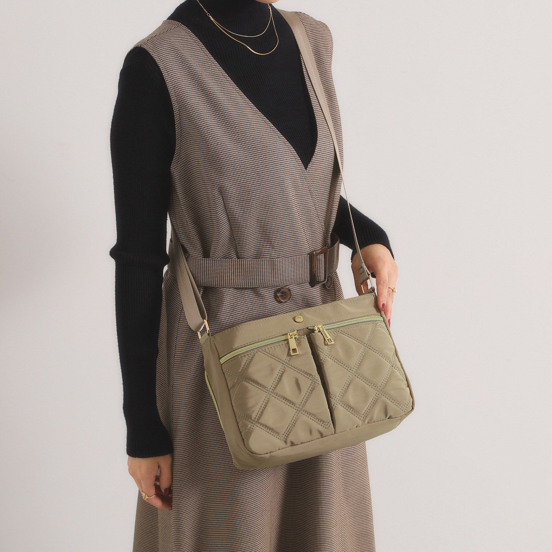 ITS&rsquo;DEMO「【10ポケット】収納アドバイザーキルトミニショルダー」|ショルダー・メッセンジャー|グレージュ(050)