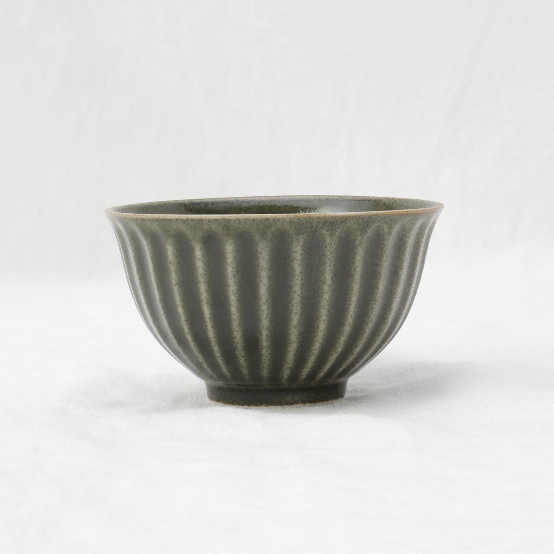 212 KITCHEN STORE「ケイプ 削ぎ茶碗 オリベグリーン」|食器・キッチングッズ|