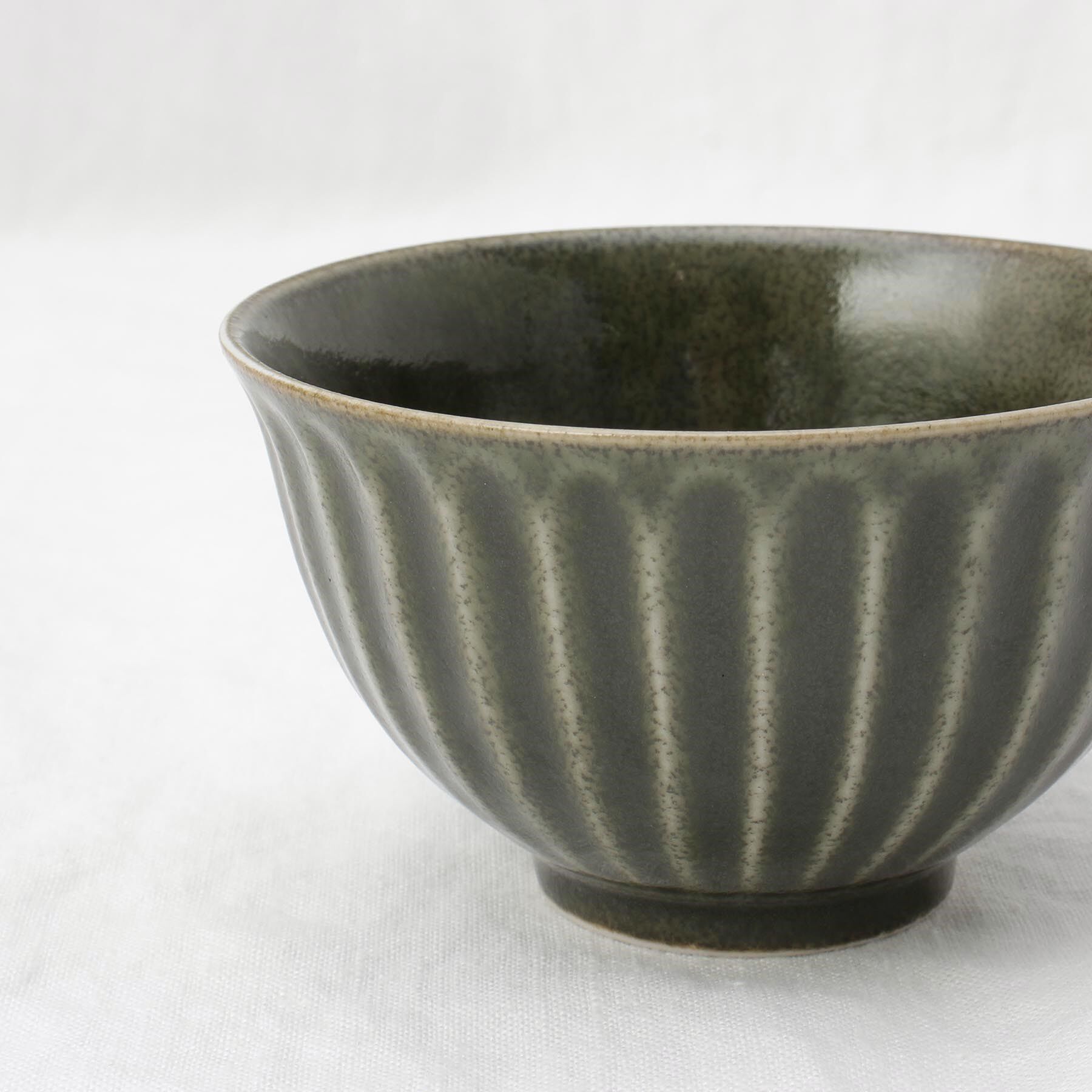 212 KITCHEN STORE「ケイプ 削ぎ茶碗 オリベグリーン」|食器・キッチングッズ|