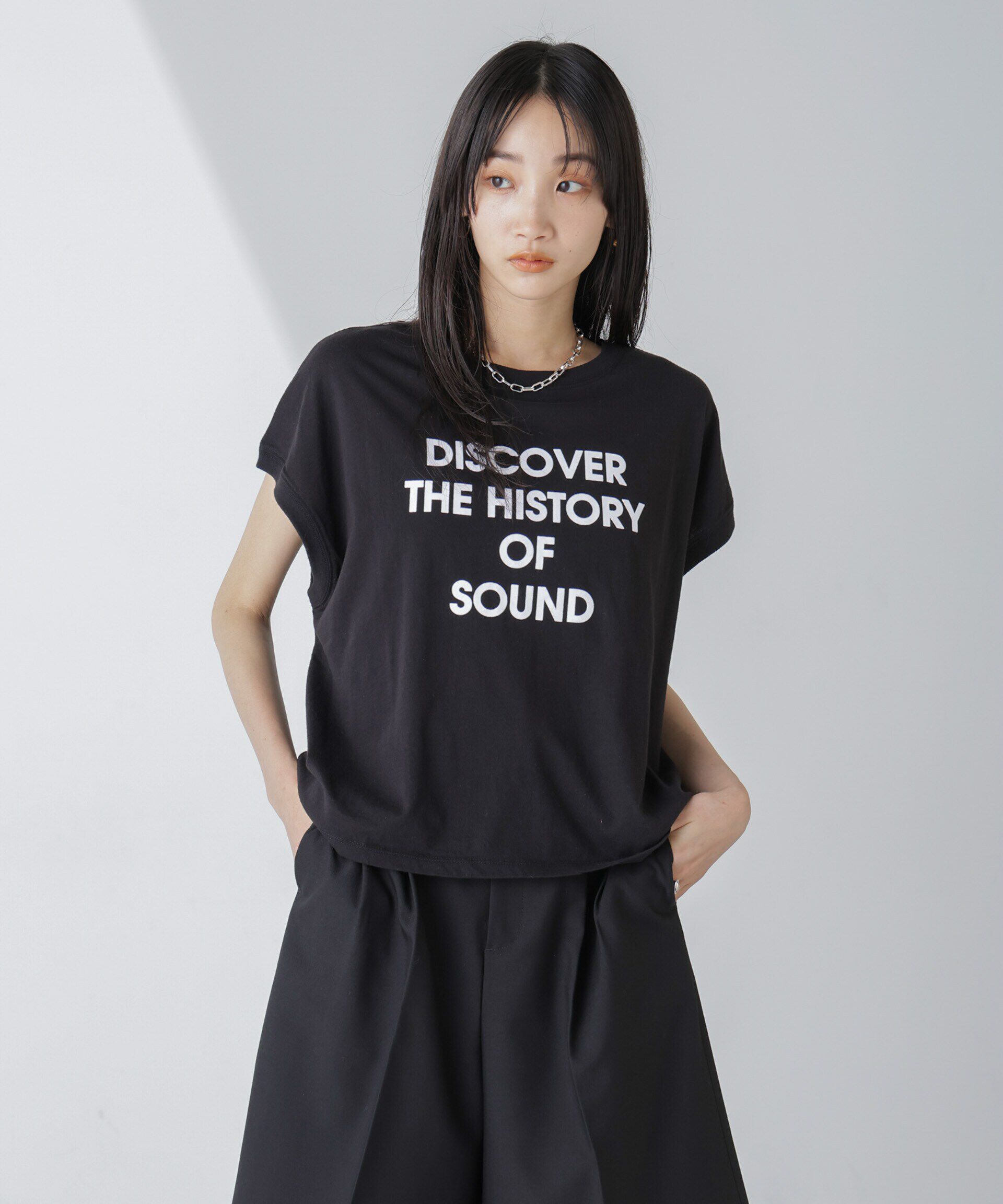 nano･universe「フロッキーロゴノースリーブクロップドトップス」|Tシャツ・カットソー|