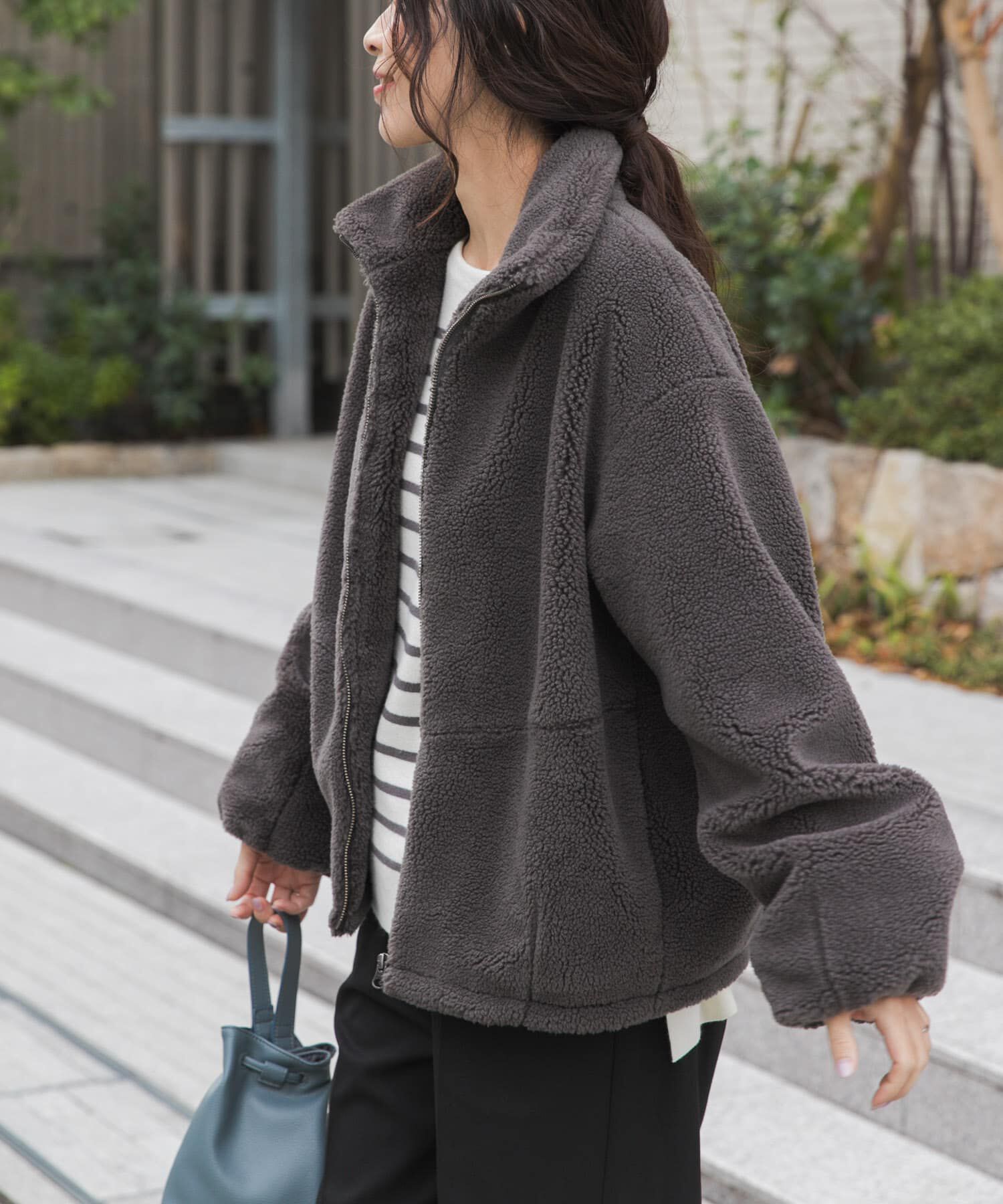 URBAN RESEARCH DOORS「ZIPボアブルゾン」|ノーカラーコート|チャコールグレー