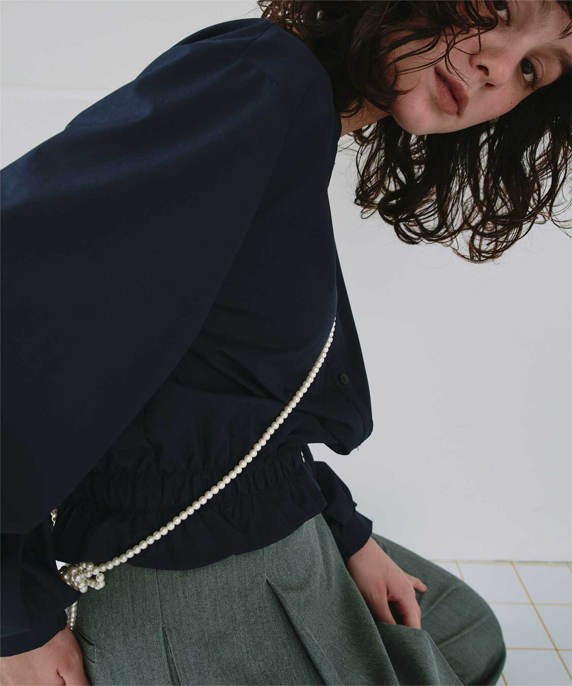 titivate「クルーネック裾シャーリングブラウス」|シャツ・ブラウス|