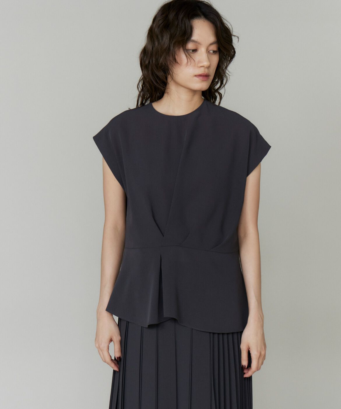 la veille by SUPERIOR CLOSET「《大きいサイズ》アシンメトリーフレンチスリーブブラウス」|シャツ・ブラウス|グレー1