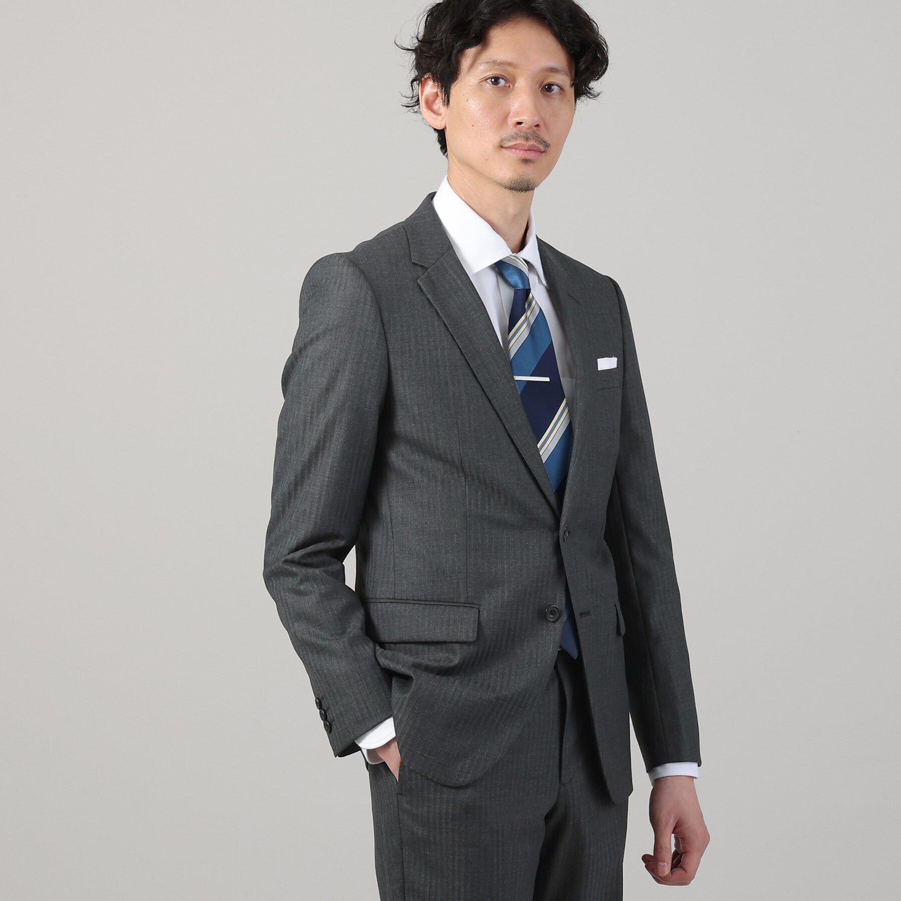 TAKEO KIKUCHI「【ナローモデル】シャイニー ヘリンボン ストライプ スーツ/3ピース対応可」|スーツ|