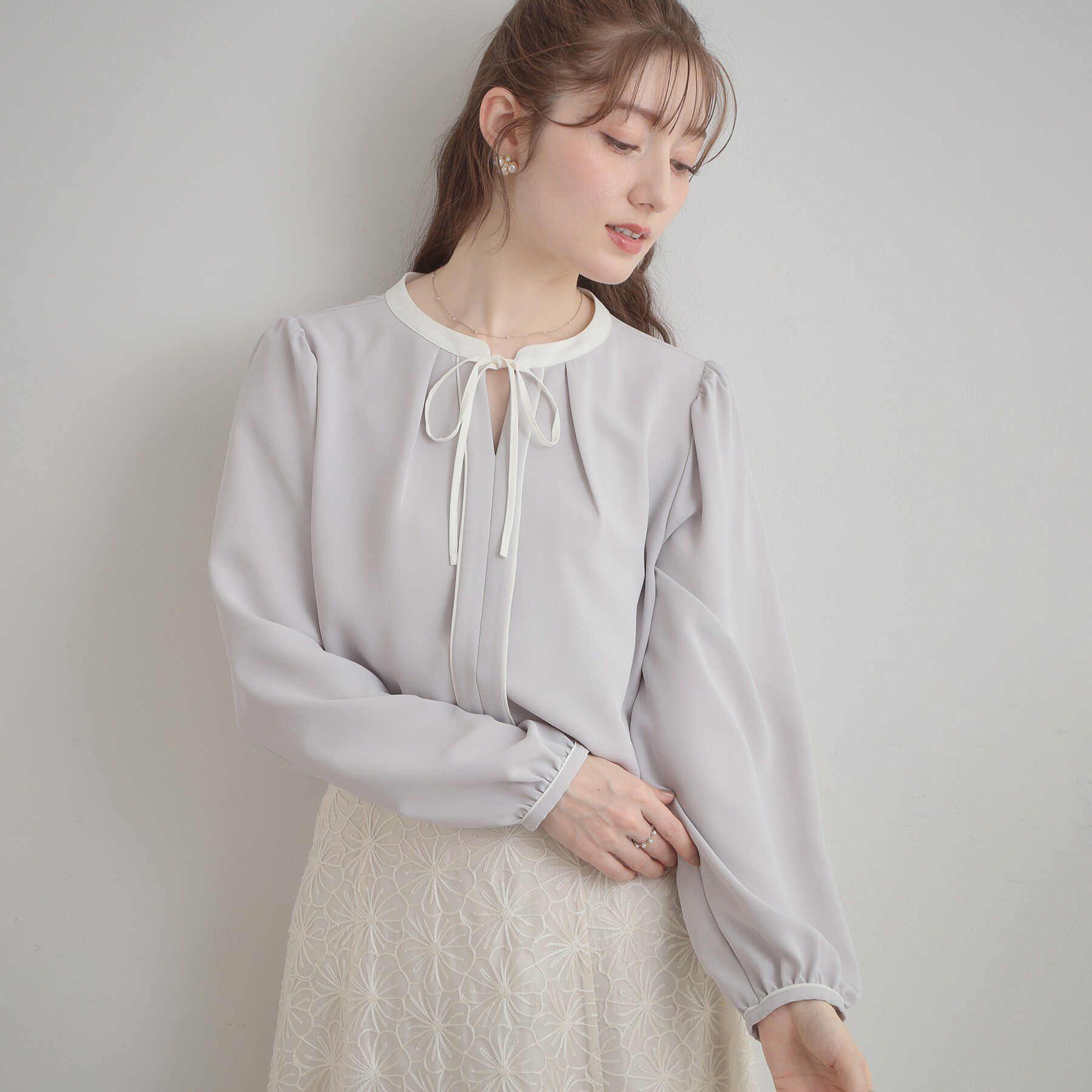 Couture broach「【洗える・ハレの日・通勤】配色 細リボンタイ ブラウス」|シャツ・ブラウス|