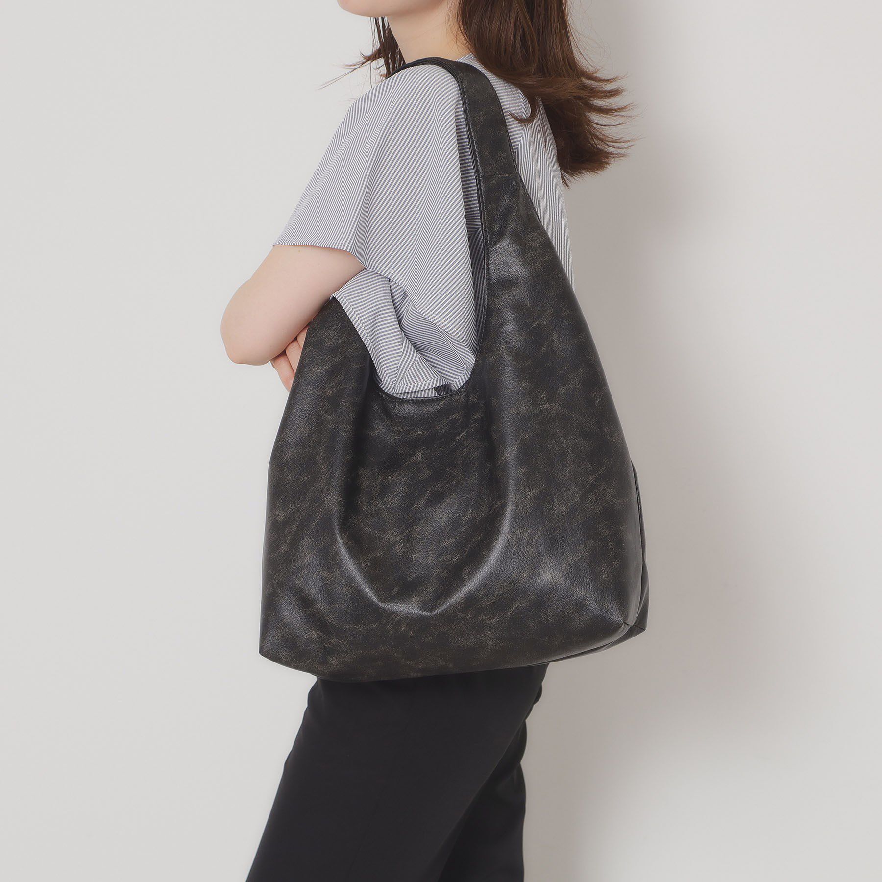 ITS&rsquo;DEMO「【A4対応】ヴィンテージ合皮ラウンドトート」|トートバッグ|ブラック(019)