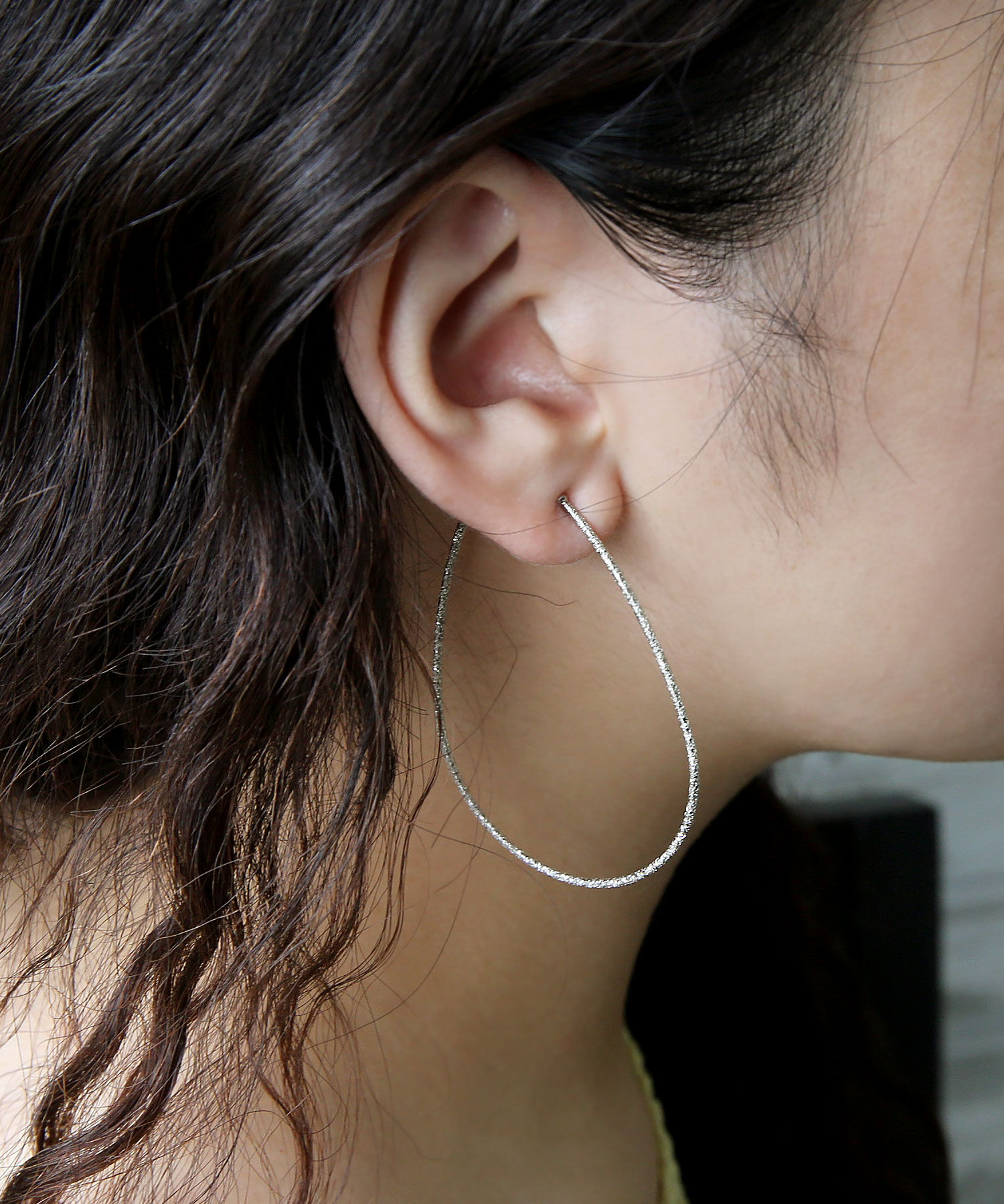 colleca la「梨地ドロップフープイヤリング」|イヤリング|