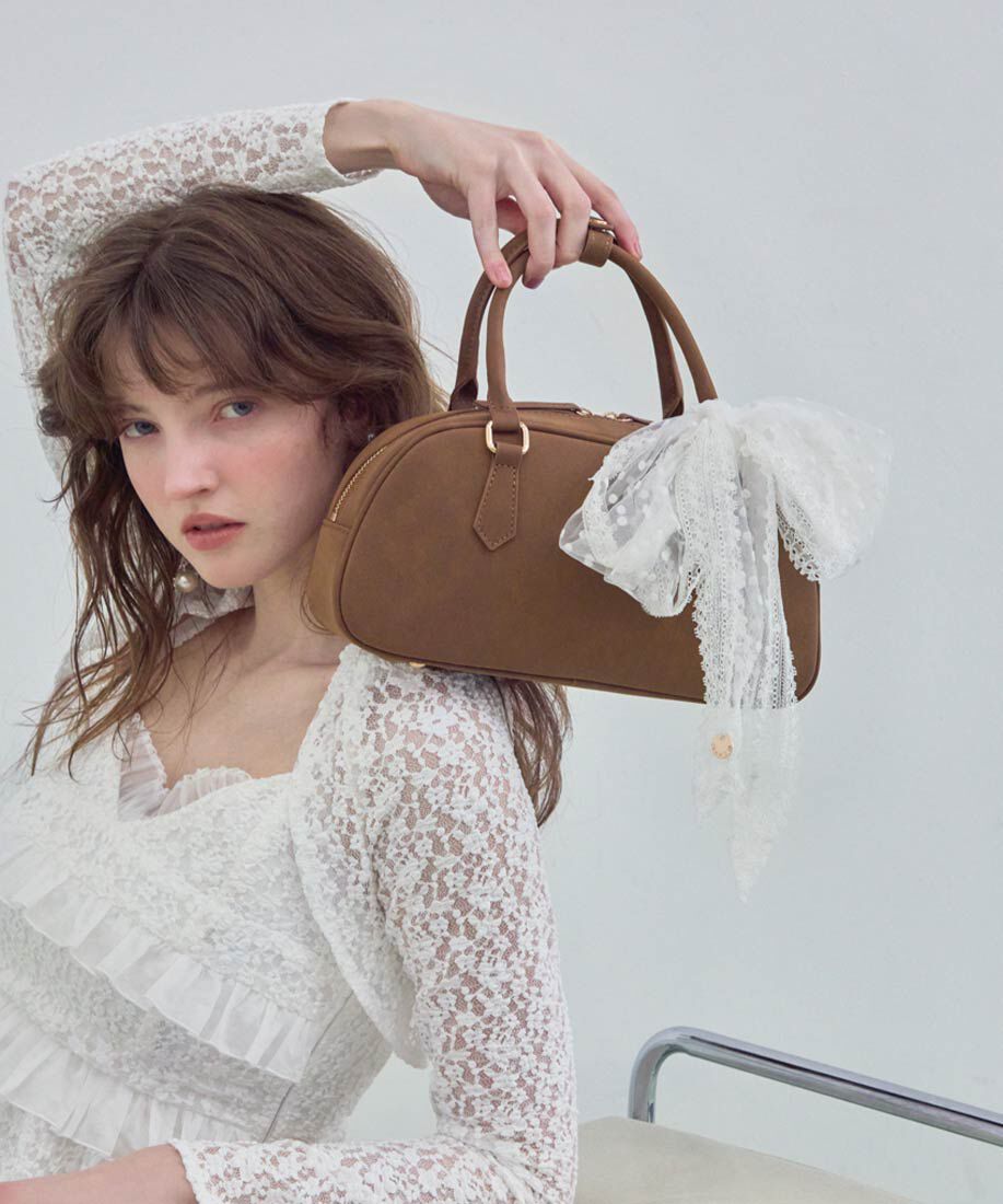  「2WAY スカーフ付きエンボスロゴボストンバッグ」|ハンドバッグ|