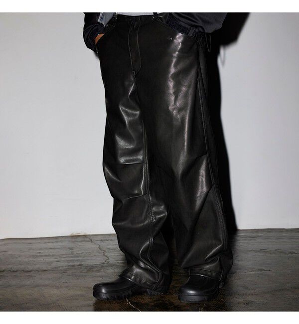 BEAMS「フェイクレザー オーバーパンツ」|チノ|BLACK