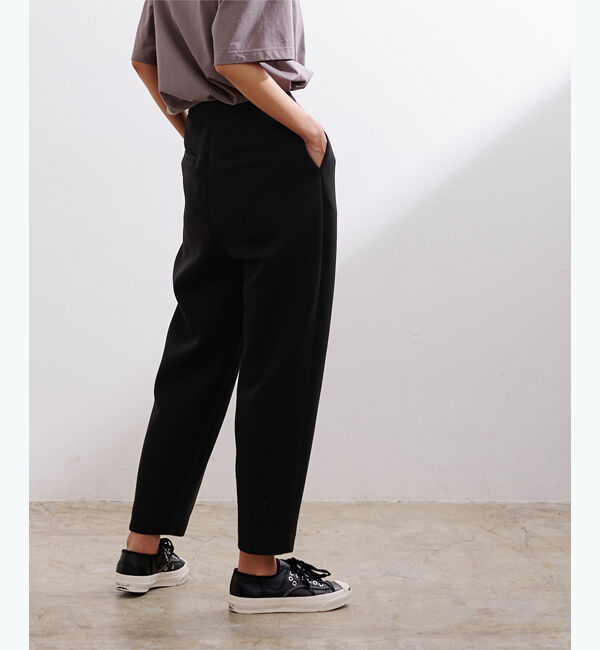 ur's「【井川沙耶香さんコラボアイテム】ダンボールコクーンパンツ」|スラックス|