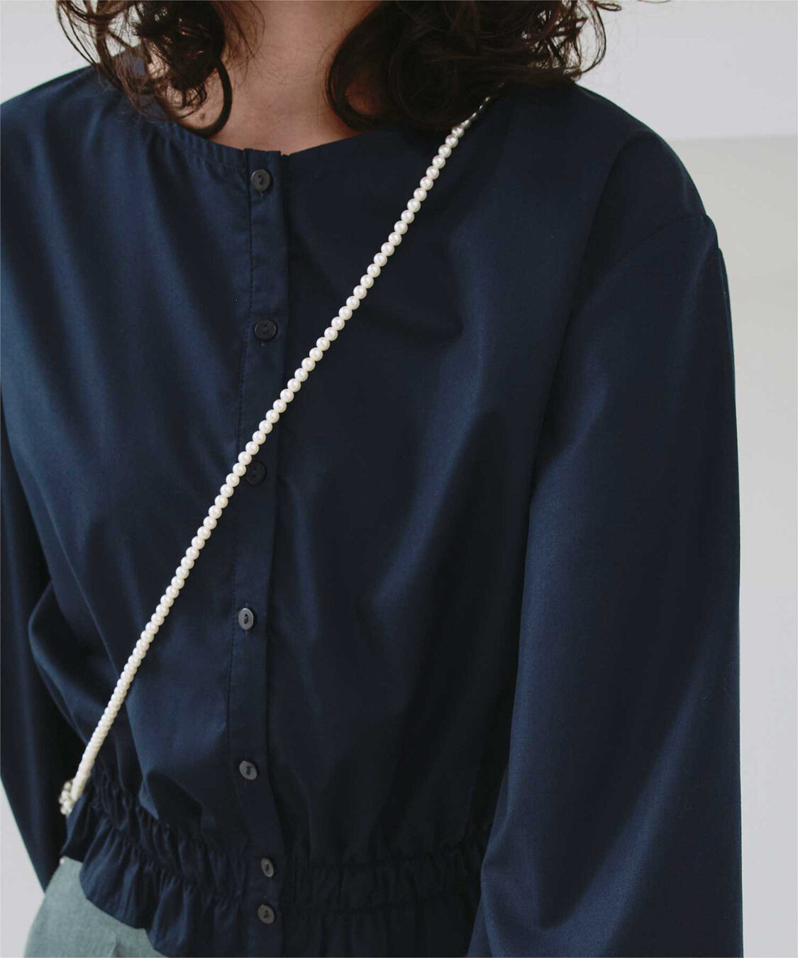 titivate「クルーネック裾シャーリングブラウス」|シャツ・ブラウス|