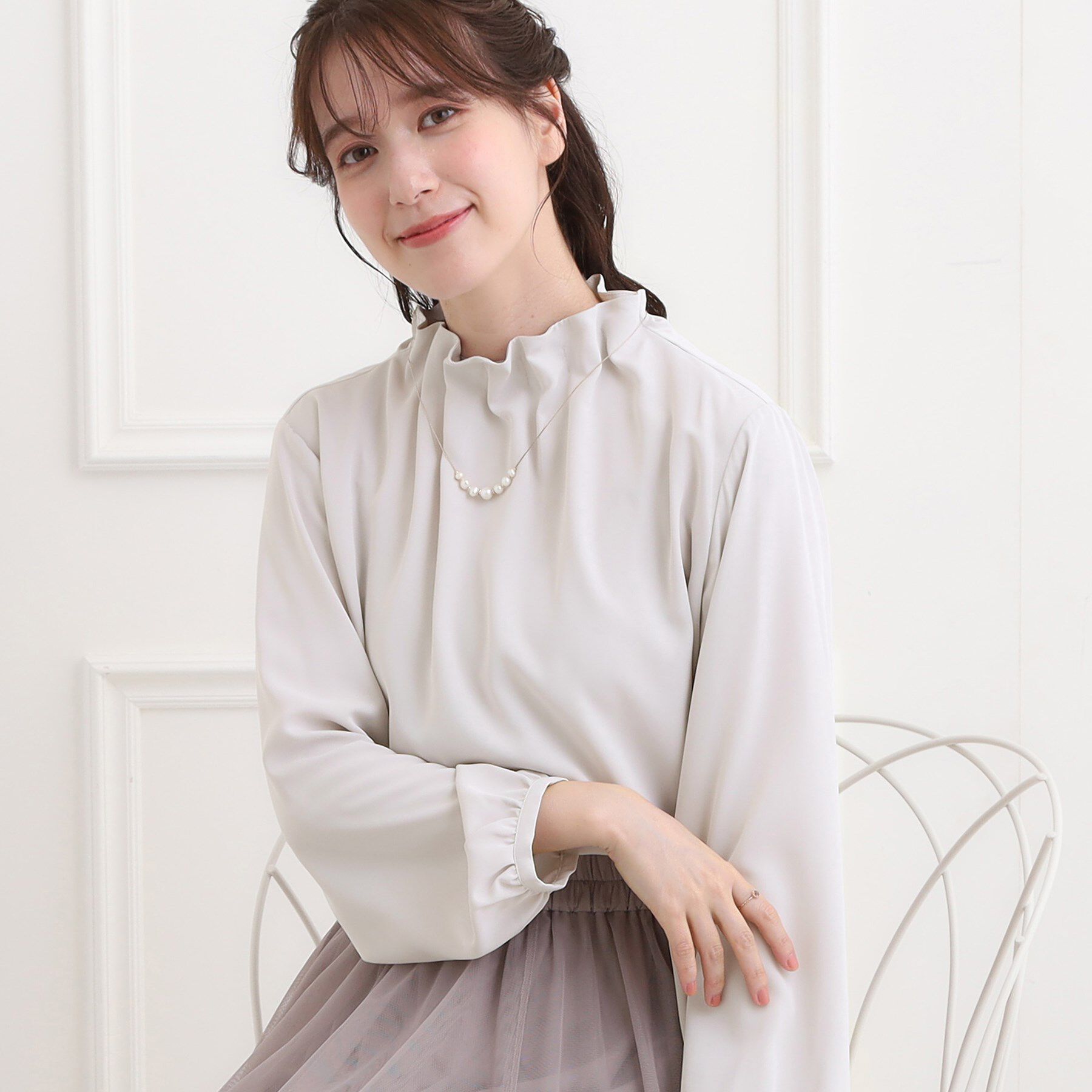 SHOO･LA･RUE「【洗濯機可】上品で華やか スタンドフリルブラウス」|シャツ・ブラウス|ライトベージュ(05