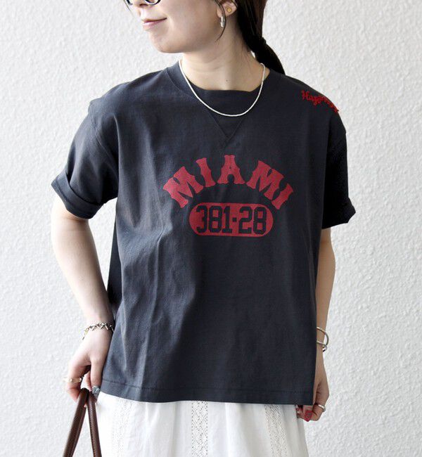 SHIPS any「【SHIPS any別注】Collegiate Pacific:〈洗濯機可能〉V ガゼット プリント & 刺繍 Tシャツ」|Tシャツ・カットソー|