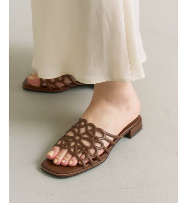  「《予約》フラワーカットワークミュールサンダル」|サンダル|ブラウン