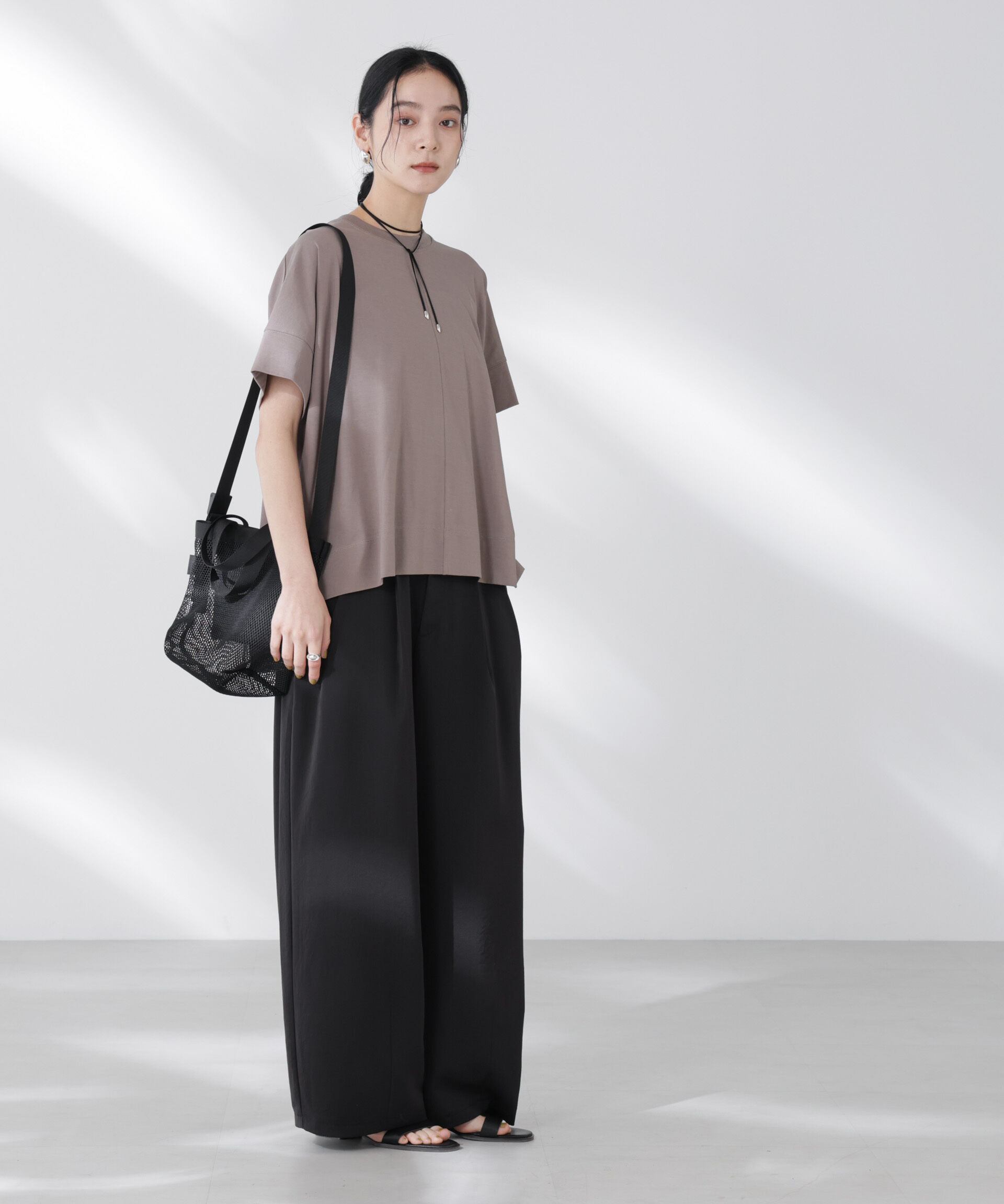 nano･universe「ダルサテンカーブタックパンツ」|チノ|