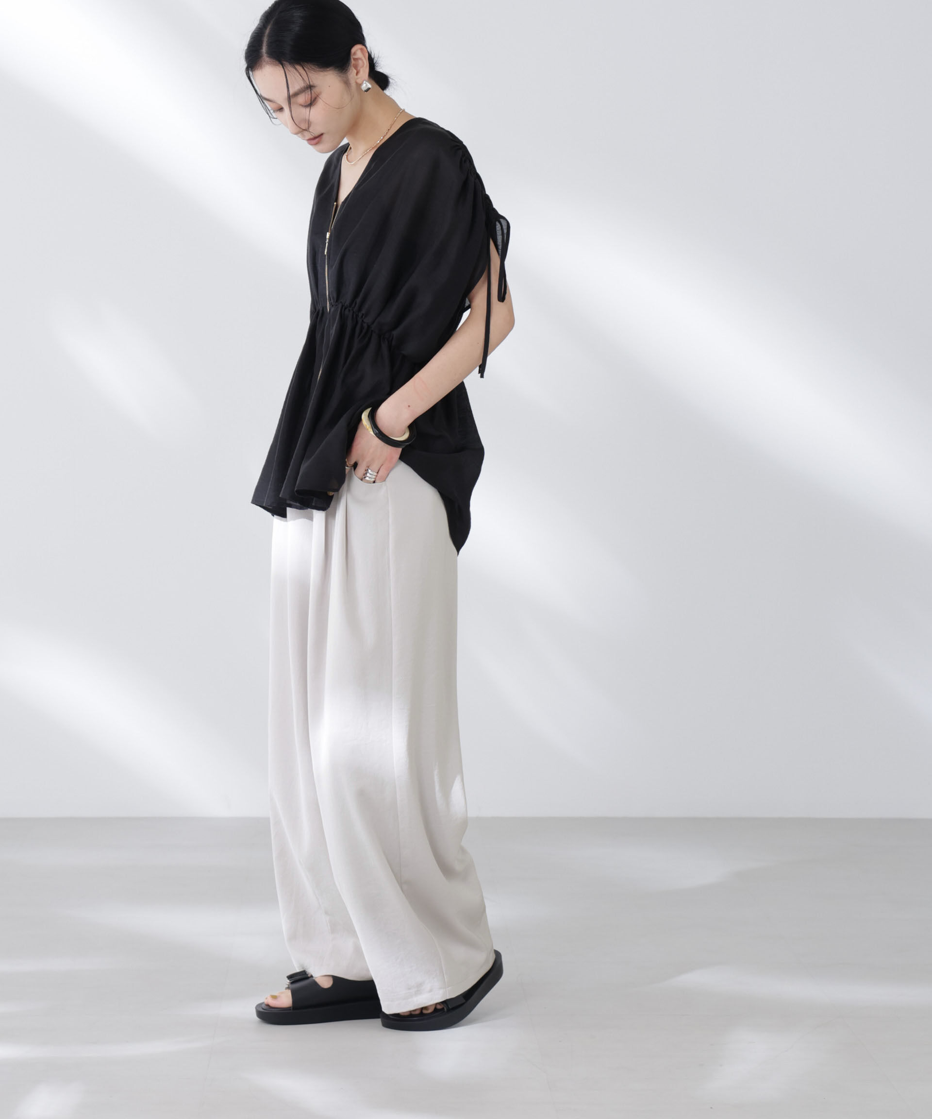 nano･universe「ダルサテンカーブタックパンツ」|チノ|