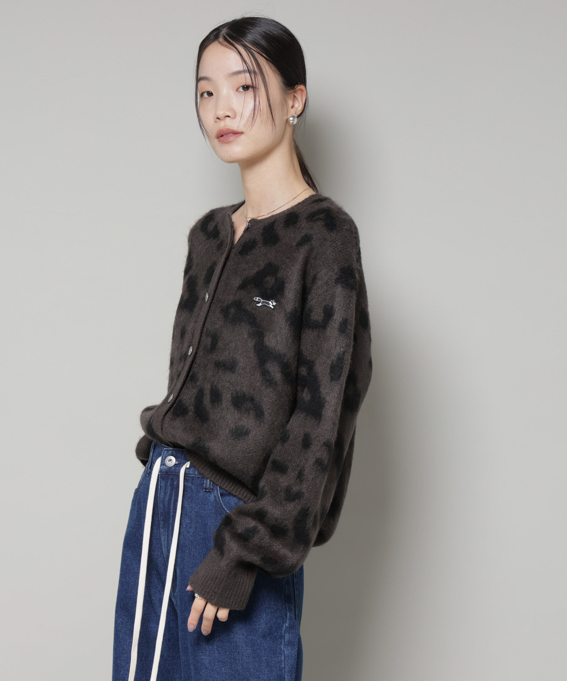 nano･universe「PENNEYS別注TheFOXレオパードクルーカーディガン」|ニット・セーター|チャコール3