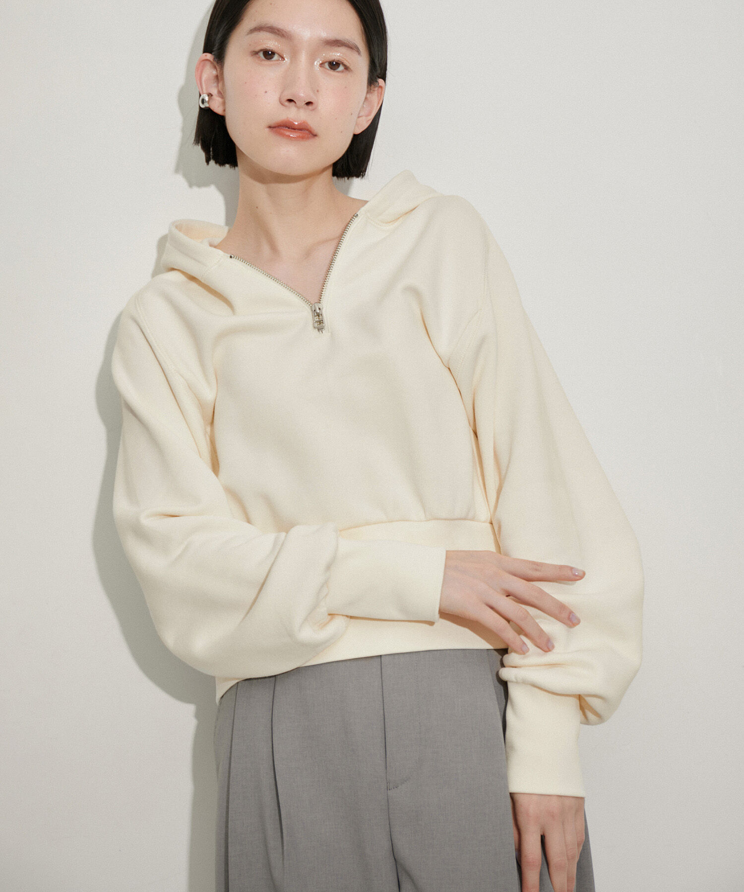 ADAM ET ROPE'「【サステナブル】フリーダムスリーブフーディー」|パーカー|オフホワイト(15)