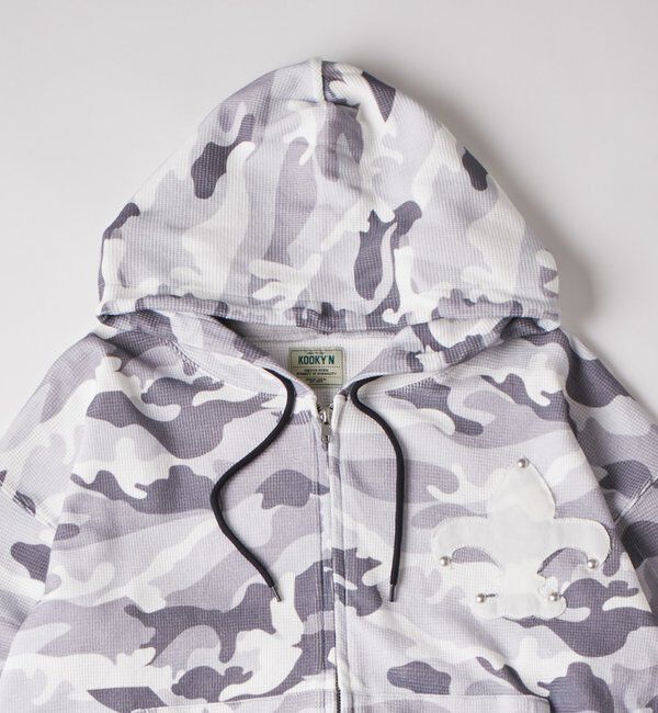  「【UNISEX】KOOKY'Nカモ柄ワッフルユリ紋章スタッズジップパーカー」|パーカー|