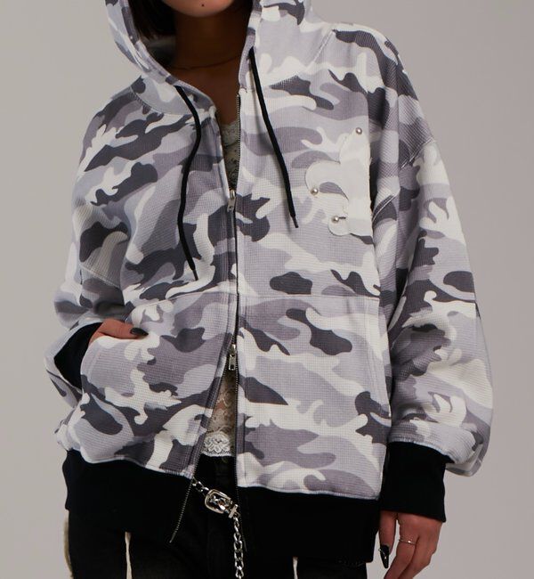  「【UNISEX】KOOKY'Nカモ柄ワッフルユリ紋章スタッズジップパーカー」|パーカー|