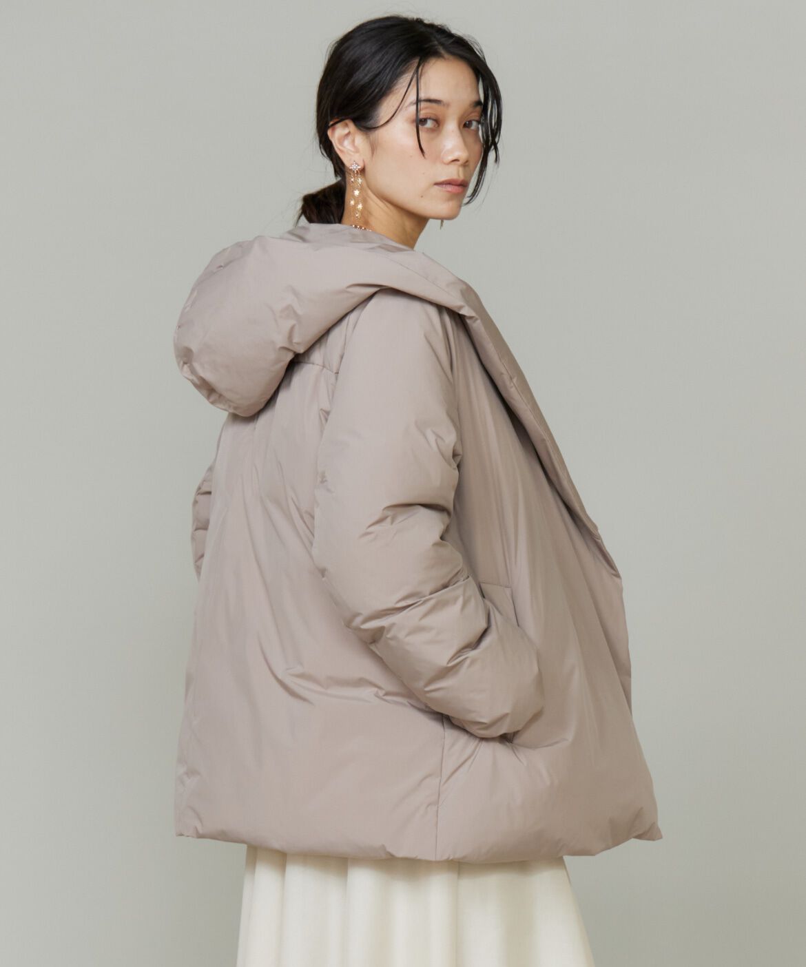 INED「ショート丈 ショールカラーフードダウンコート」|ダウン|ベージュ2