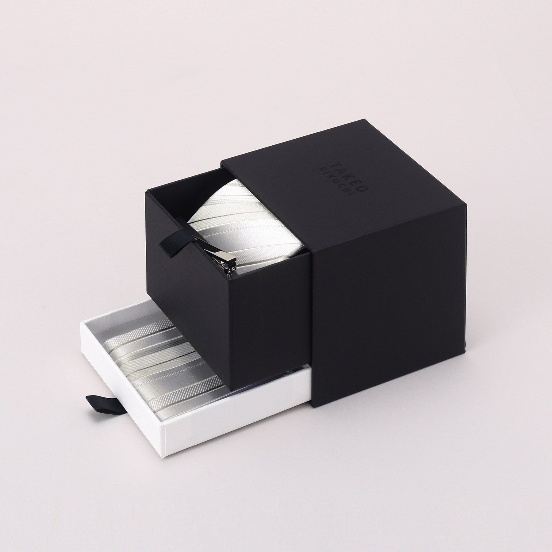 TAKEO KIKUCHI「【ブライダル/フォーマル対応】ネクタイ＆チーフ＆タイバー  BOXセット」|ネクタイ・蝶ネクタイ|ｼﾙﾊﾞｰｽﾄﾗｲﾌﾟ(306)