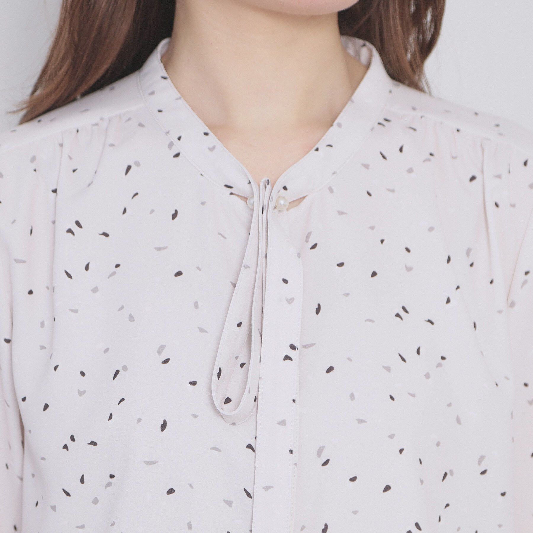 index「フェイクパールピンボウタイブラウス【洗濯機OK/イージーアイロン/ストレッチ】《XS-LL》」|シャツ・ブラウス|