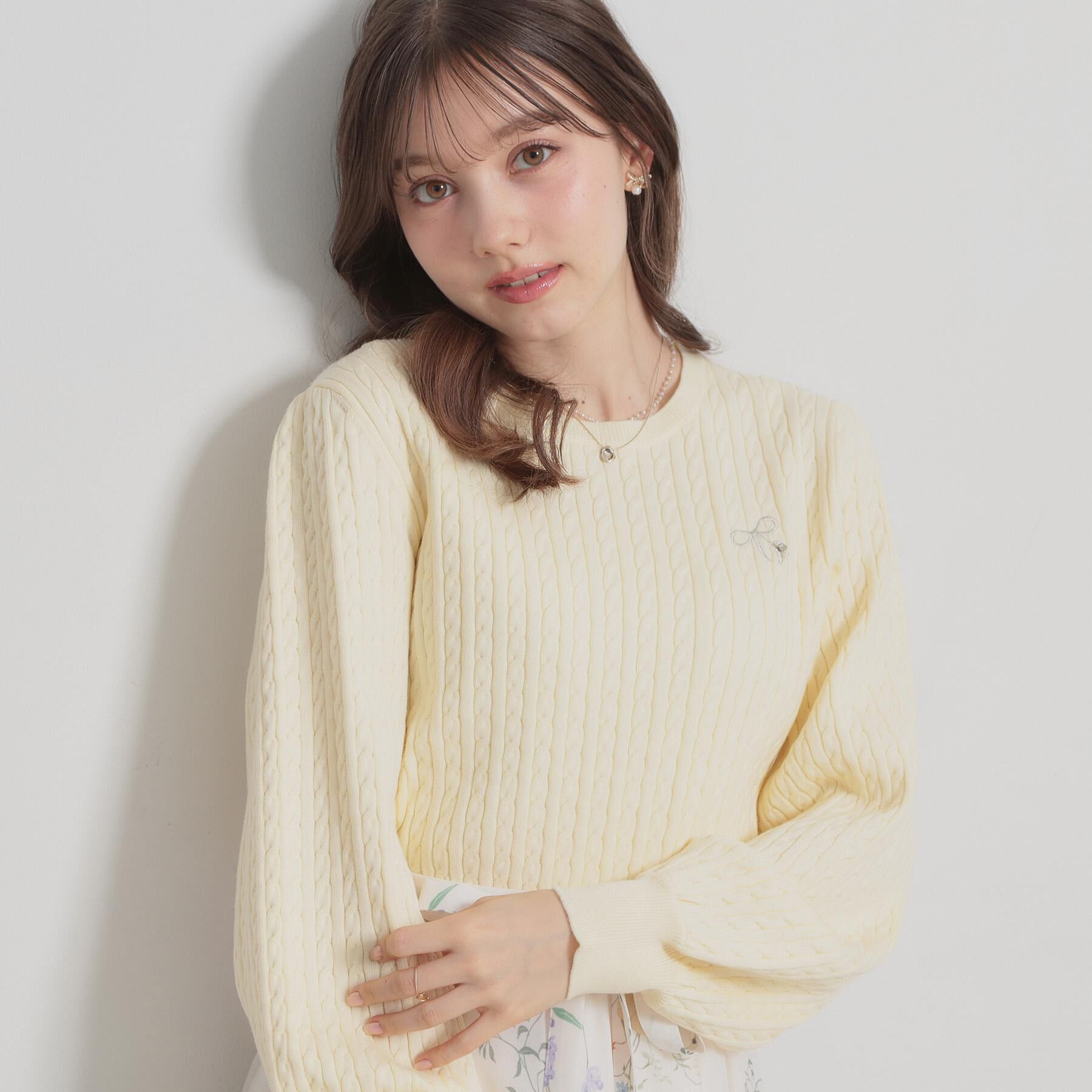 Couture broach「【洗える】リボンエンブロ細ケーブルニット」|ニット・セーター|イエロー(020)