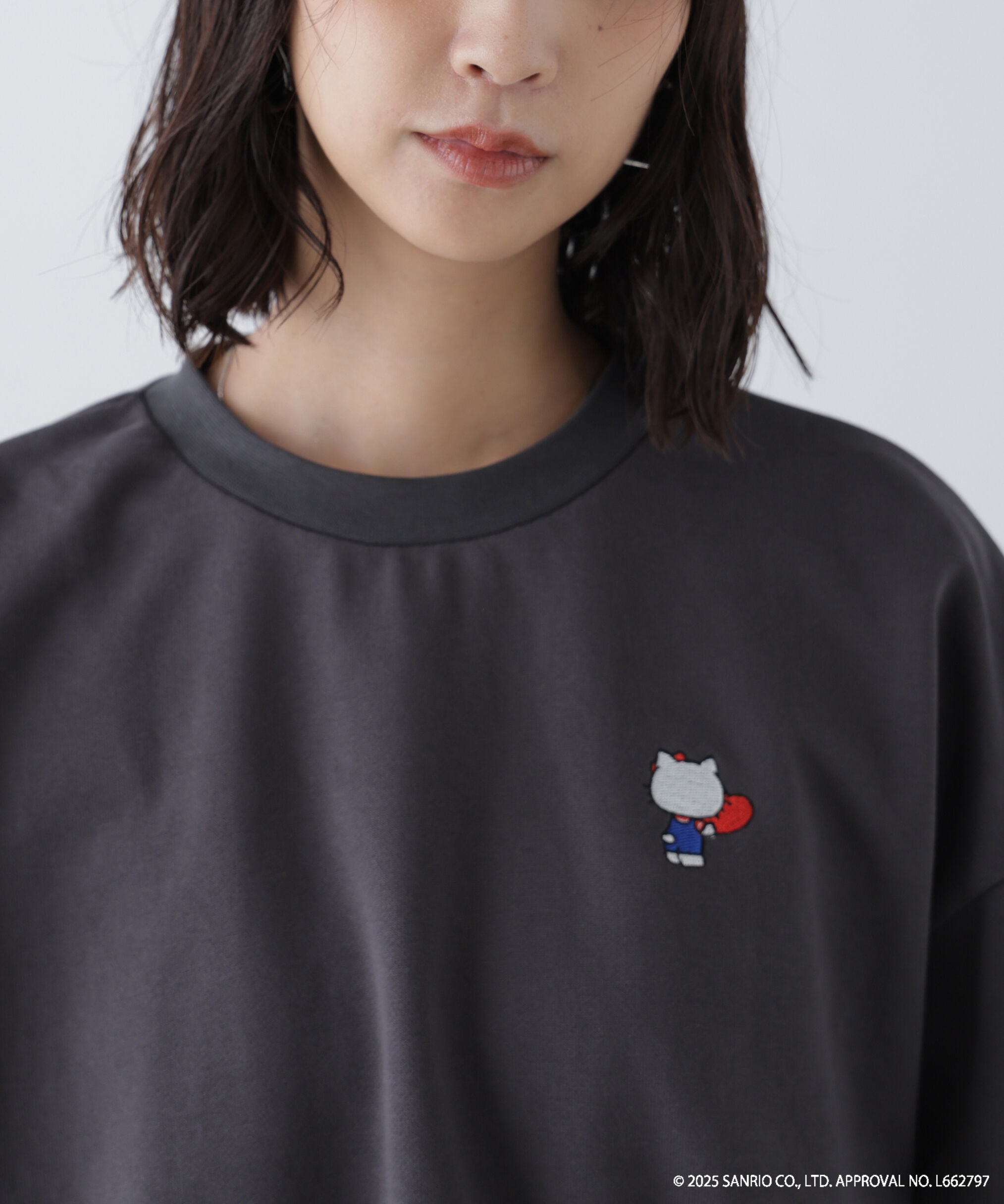  「ｻﾝﾘｵｷｬﾗｸﾀｰｽﾞｺﾗﾎﾞ SHORT SWEAT ｼｮｰﾄｽｳｪｯﾄ 胸KITTY&times; 」|Tシャツ・カットソー|