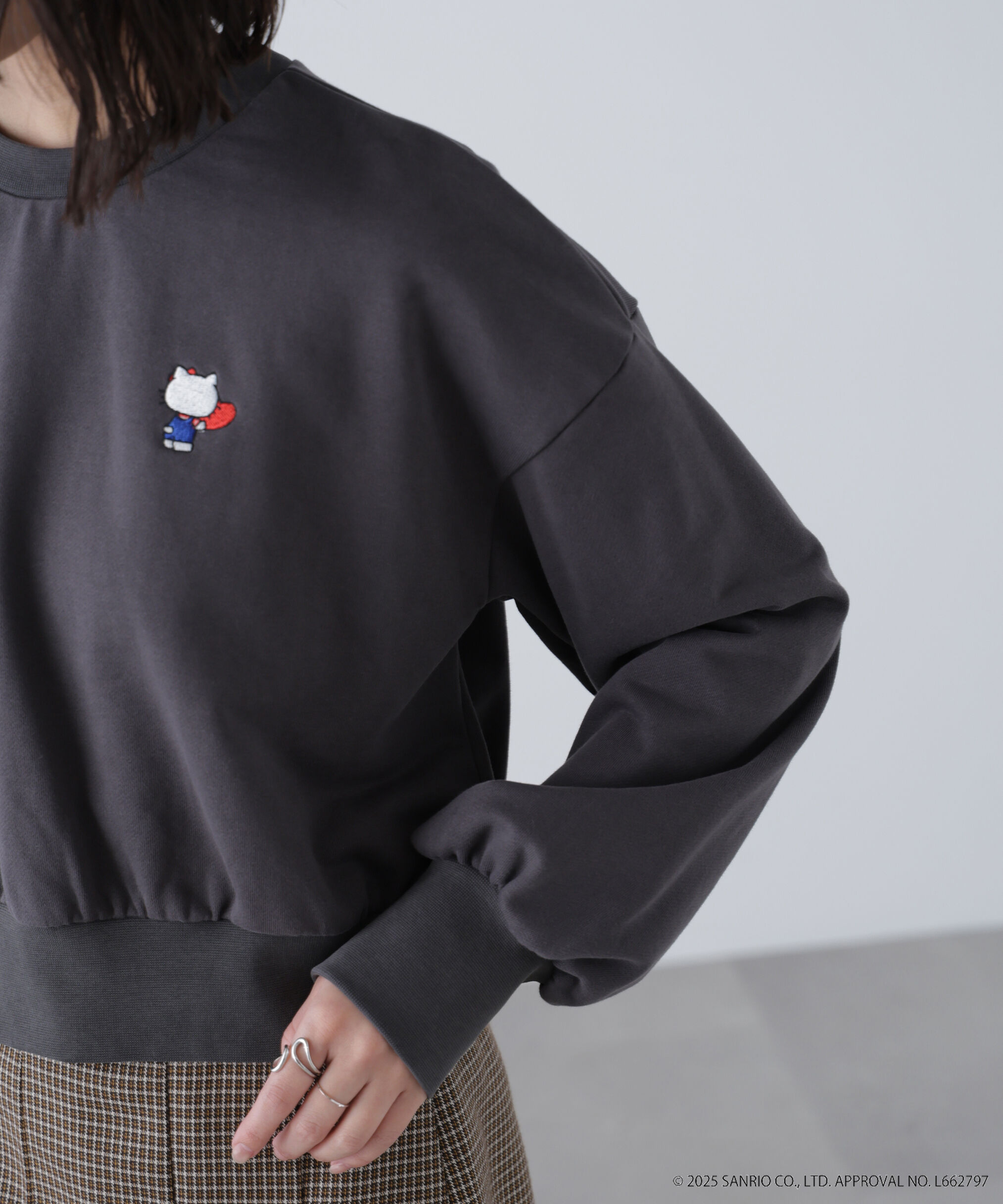  「ｻﾝﾘｵｷｬﾗｸﾀｰｽﾞｺﾗﾎﾞ SHORT SWEAT ｼｮｰﾄｽｳｪｯﾄ 胸KITTY&times; 」|Tシャツ・カットソー|