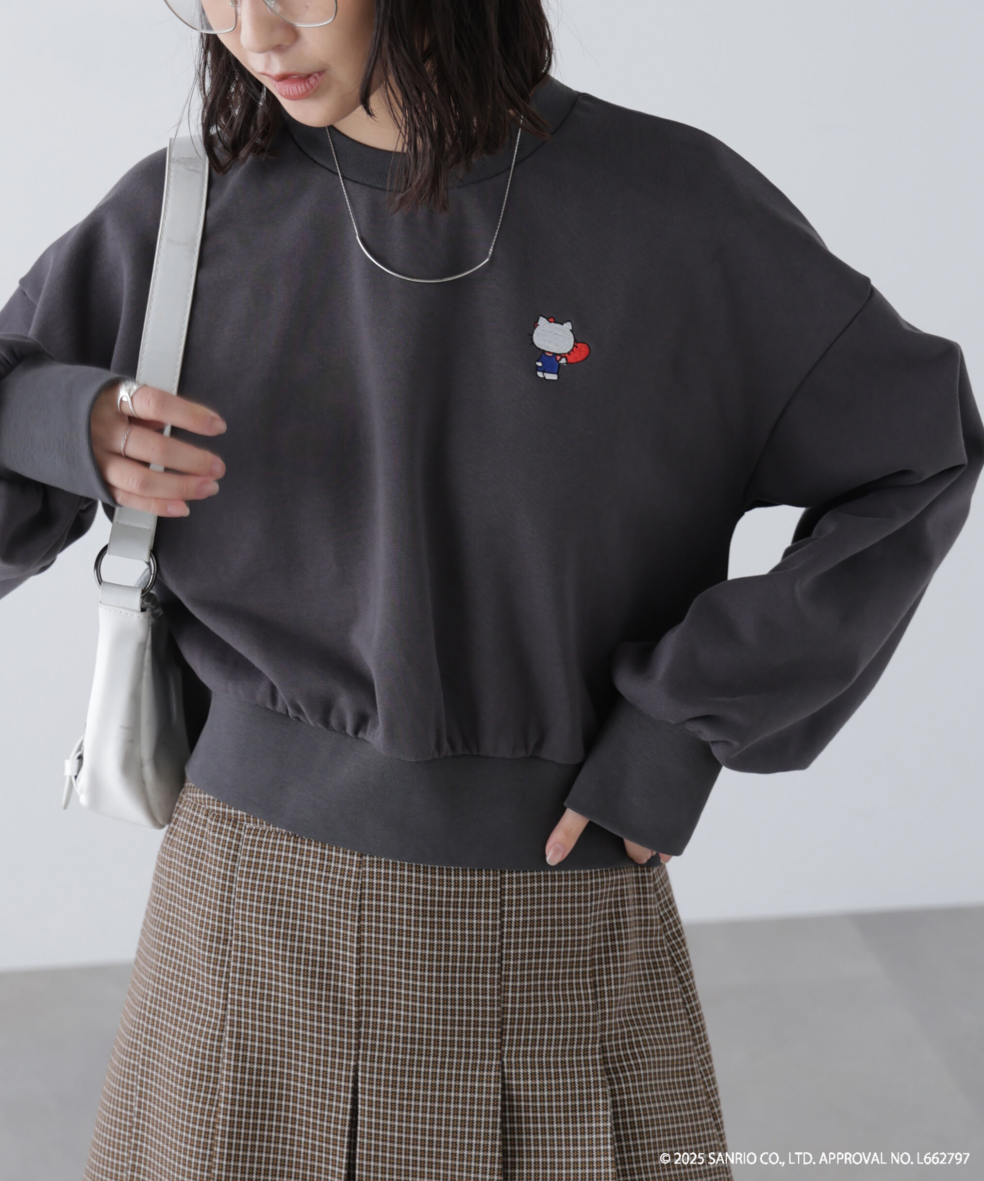  「ｻﾝﾘｵｷｬﾗｸﾀｰｽﾞｺﾗﾎﾞ SHORT SWEAT ｼｮｰﾄｽｳｪｯﾄ 胸KITTY&times; 」|Tシャツ・カットソー|