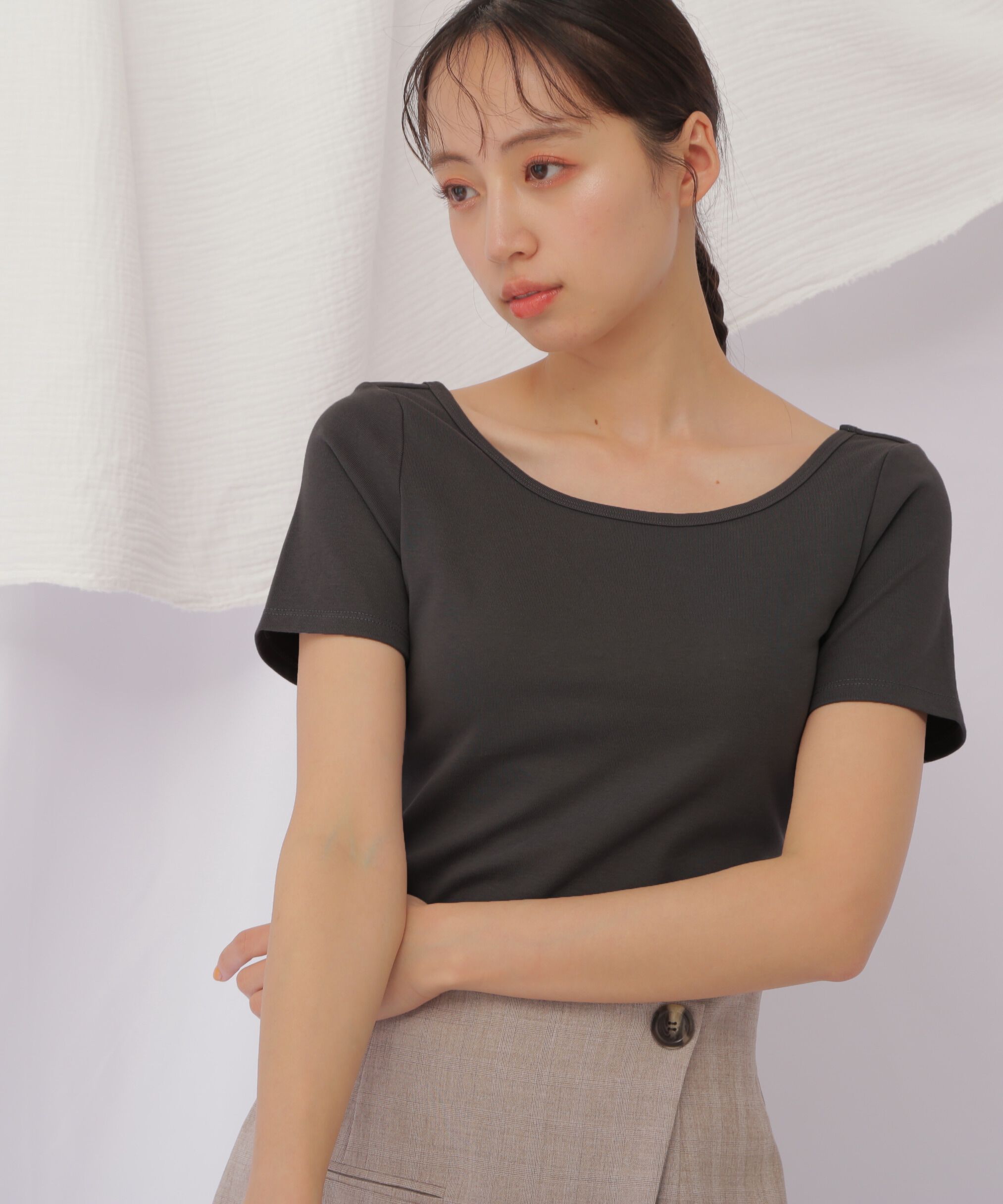  「《JILL by BASIC》カップ付きTシャツ」|Tシャツ・カットソー|チャコールグ 1