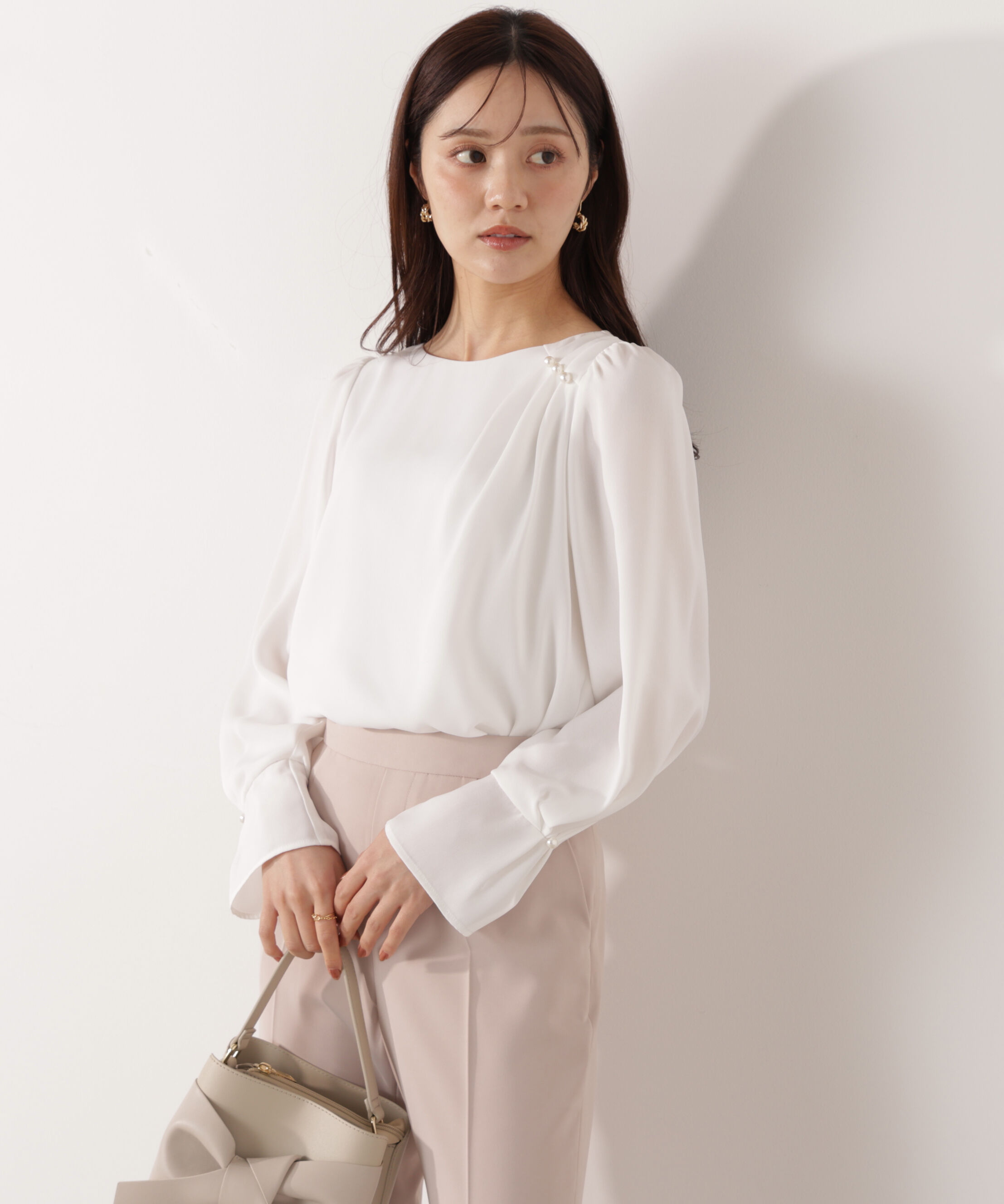 PROPORTION BODY DRESSING「パール付きニュアンスネックブラウス 26SS」|シャツ・ブラウス|