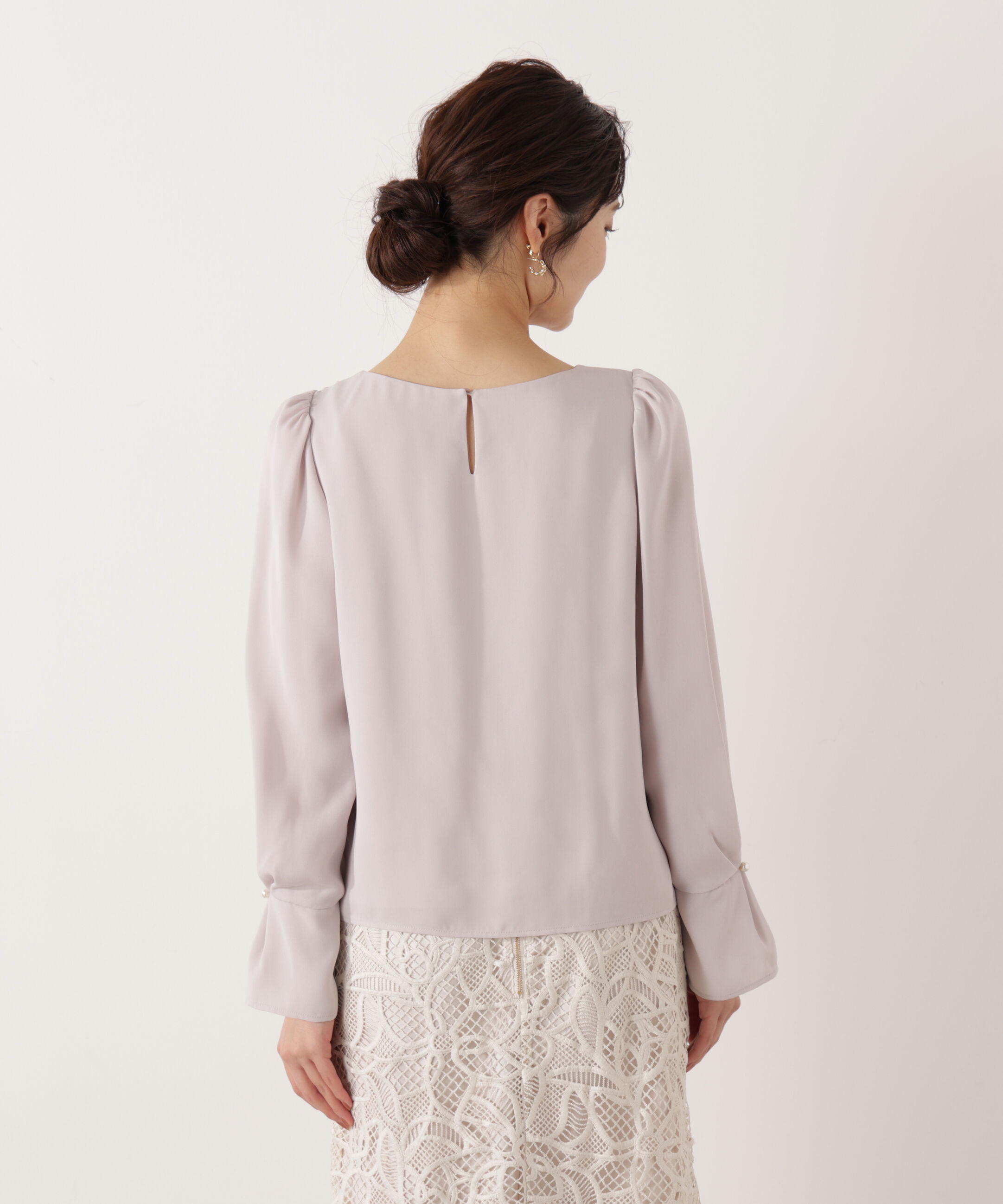 PROPORTION BODY DRESSING「パール付きニュアンスネックブラウス 26SS」|シャツ・ブラウス|