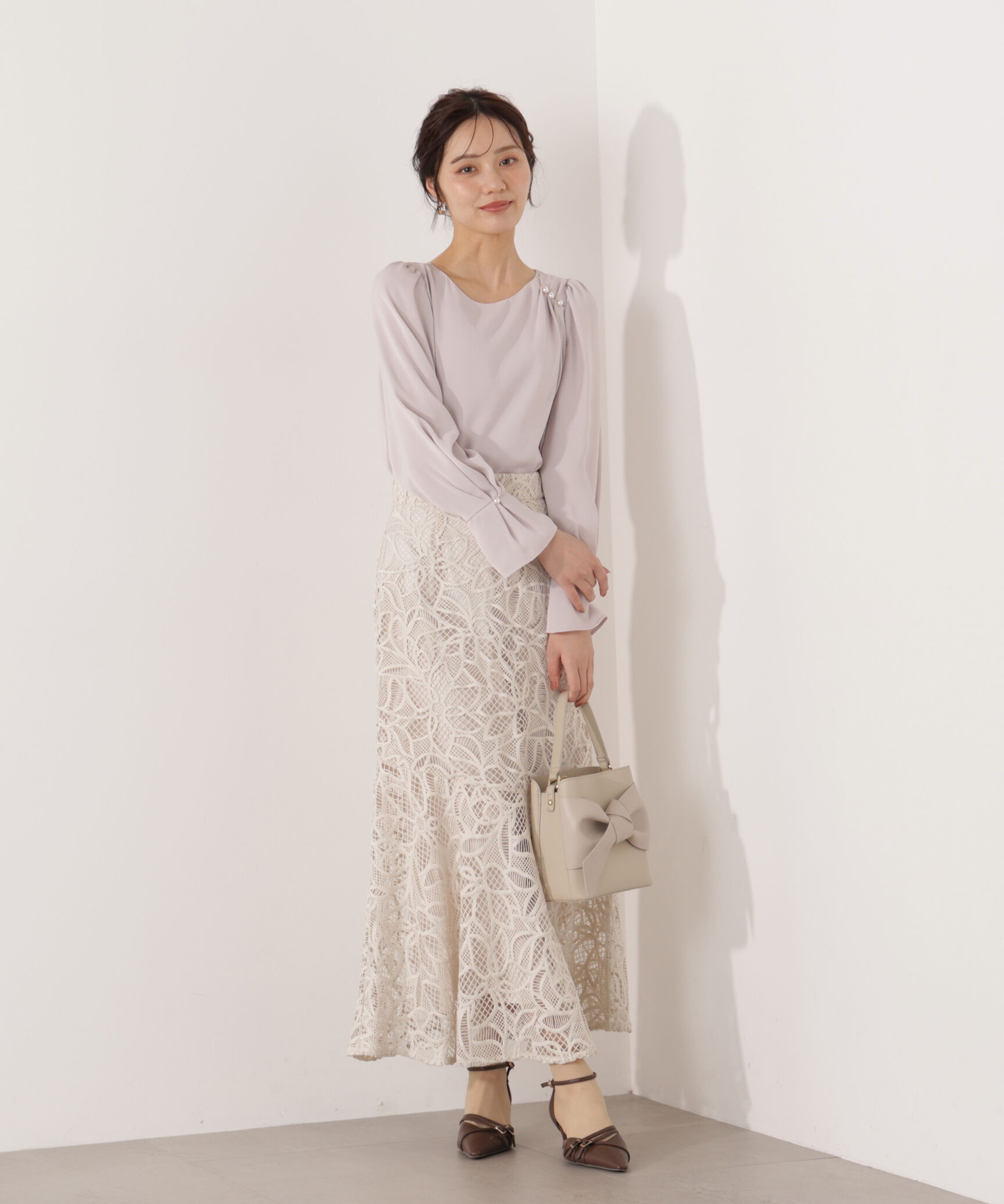 PROPORTION BODY DRESSING「パール付きニュアンスネックブラウス 26SS」|シャツ・ブラウス|