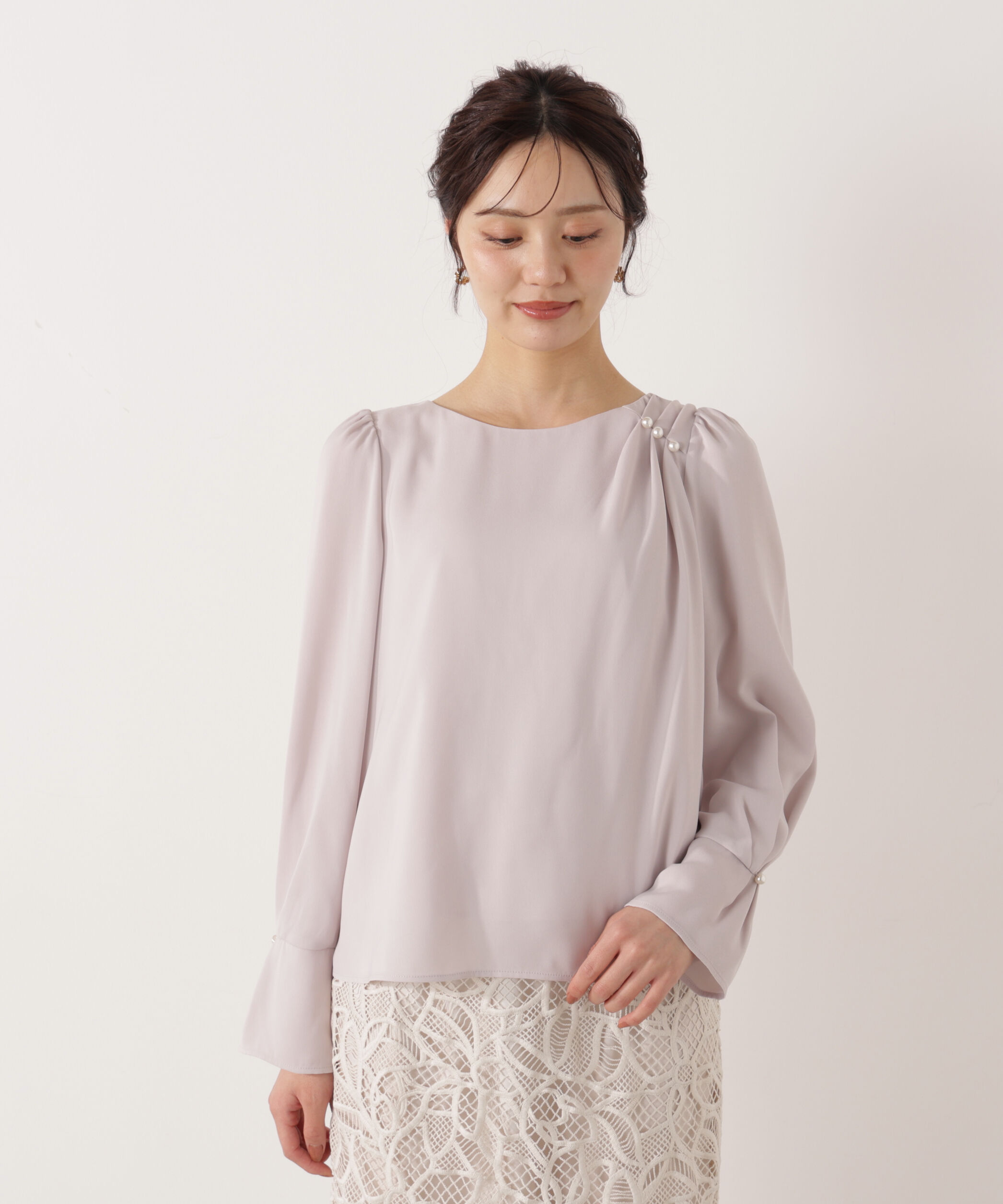 PROPORTION BODY DRESSING「パール付きニュアンスネックブラウス 26SS」|シャツ・ブラウス|